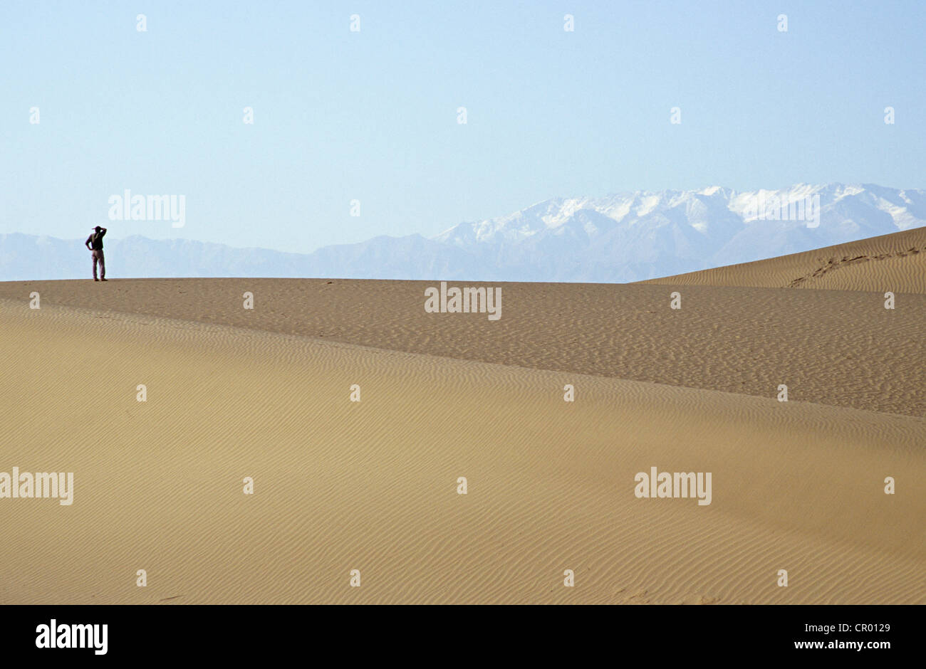 China, Xinjiang, desert of Taklamakan, second biggest sand desert of the planet, in the backgroung Kun Lun moutain range Stock Photo