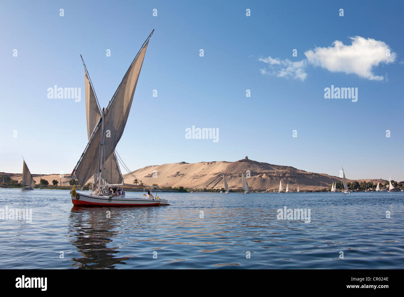 Egypt wooden boat hires stock photography and images Alamy