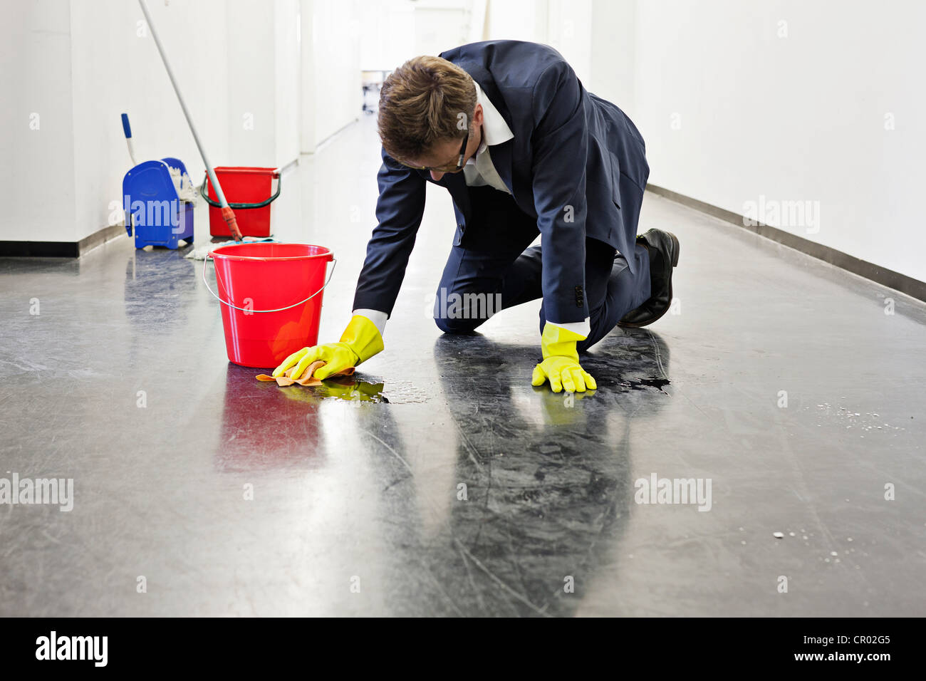 Man scrubbing floor hires stock photography and images Alamy
