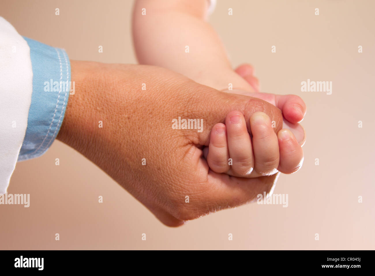 Hand holding with fingers hi-res stock photography and images - Alamy