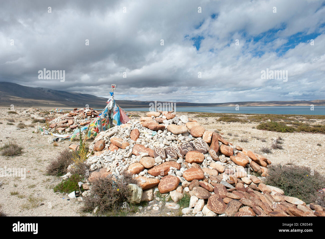 Tibetan Buddhism, Mani stones with Tibetan script, former monastery of Nyengo Gompa above Lake Manasarovar, Mapham Yutsho Stock Photo