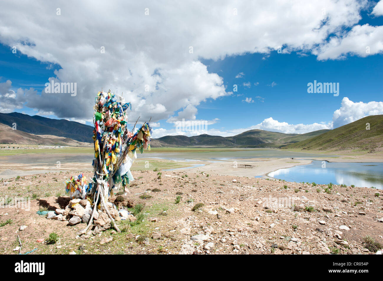 Prayer flags, broad landscape, endless skies, Trans-Himalaya mountain range, Himalaya Range, central Tibet, Ue-Tsang Stock Photo