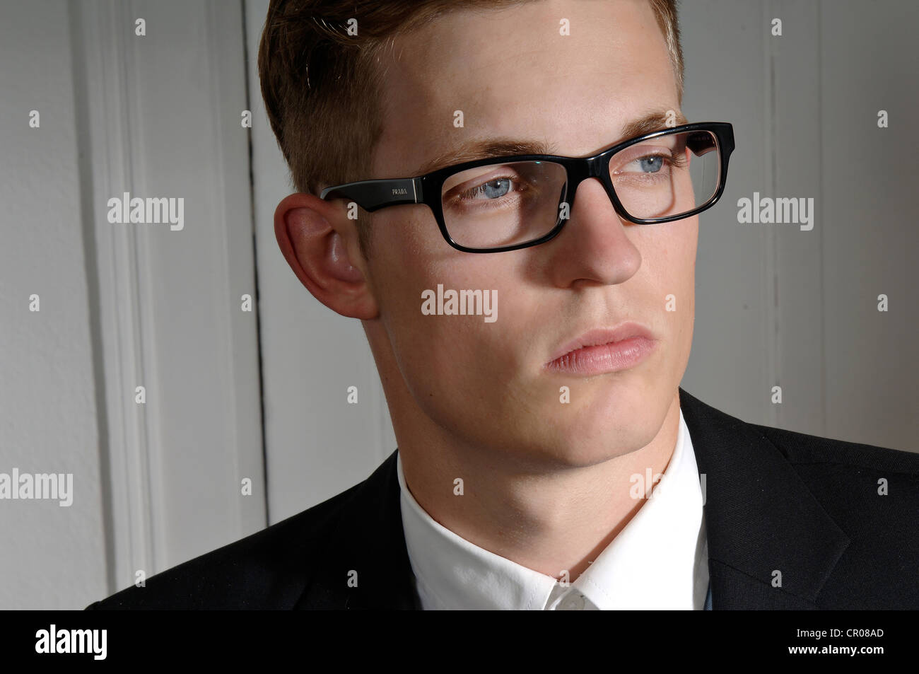 Young man wearing a suit and glasses, portrait Stock Photo - Alamy