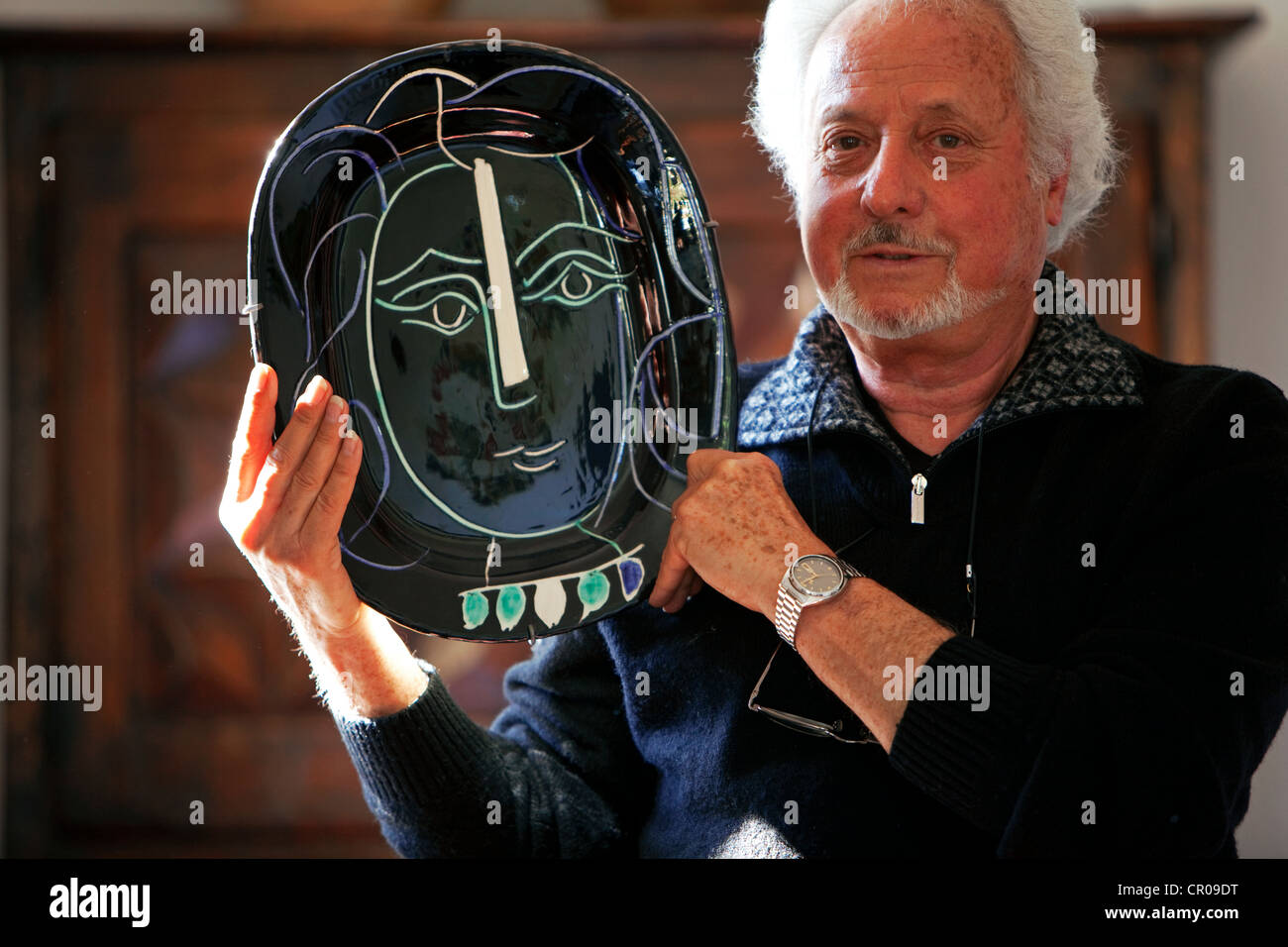 France, Alpes Maritimes, Vallauris, Atelier Madoura, Yvan Oreggia, former ceramics decorator of Picasso's Collection Stock Photo