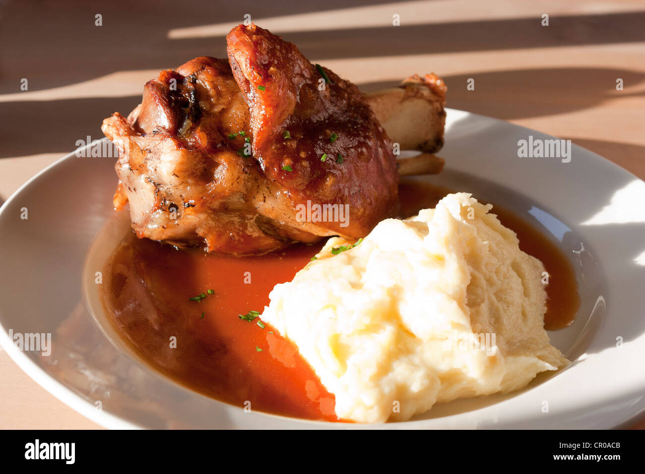 Grilled knuckle of pork with mashed potatoes and gravy Stock Photo Alamy