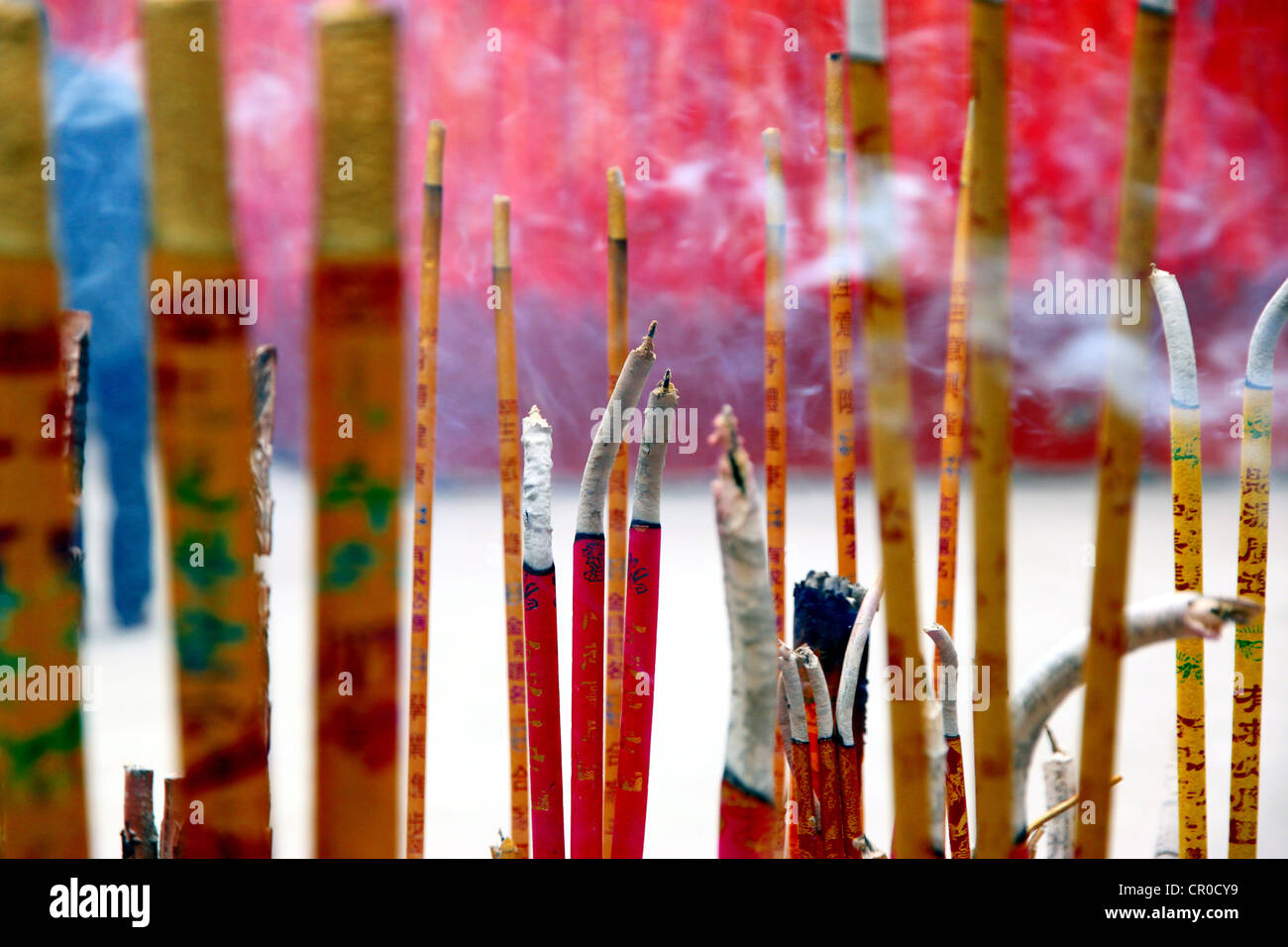 Incense sticks in buddhist temple hi-res stock photography and images ...