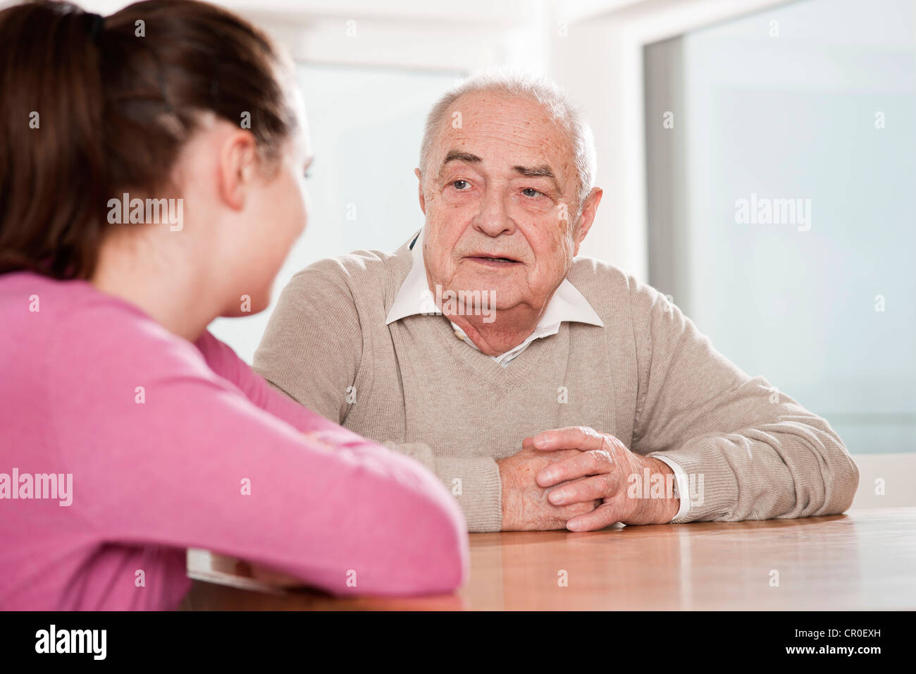 Разговор с пожилым человеком. Пожилые люди. Беседа с пожилыми людьми. Психолог для пожилых.