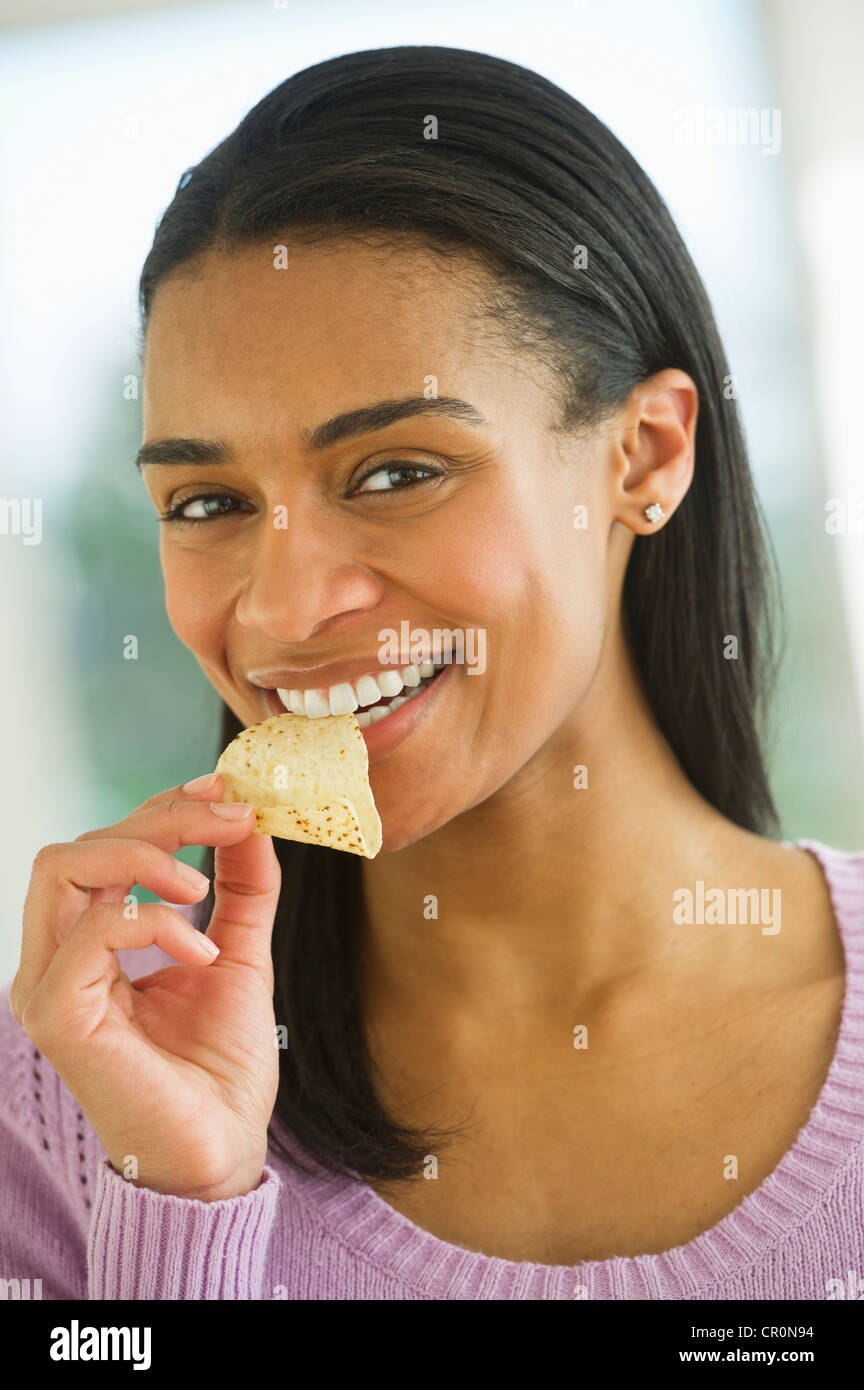 USA, New Jersey, Jersey City, Woman eating potato chips Stock Photo
