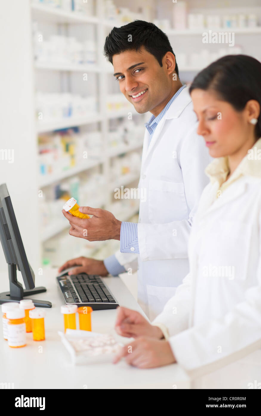 USA, New Jersey, Jersey City, Two pharmacists in pharmacy Stock Photo
