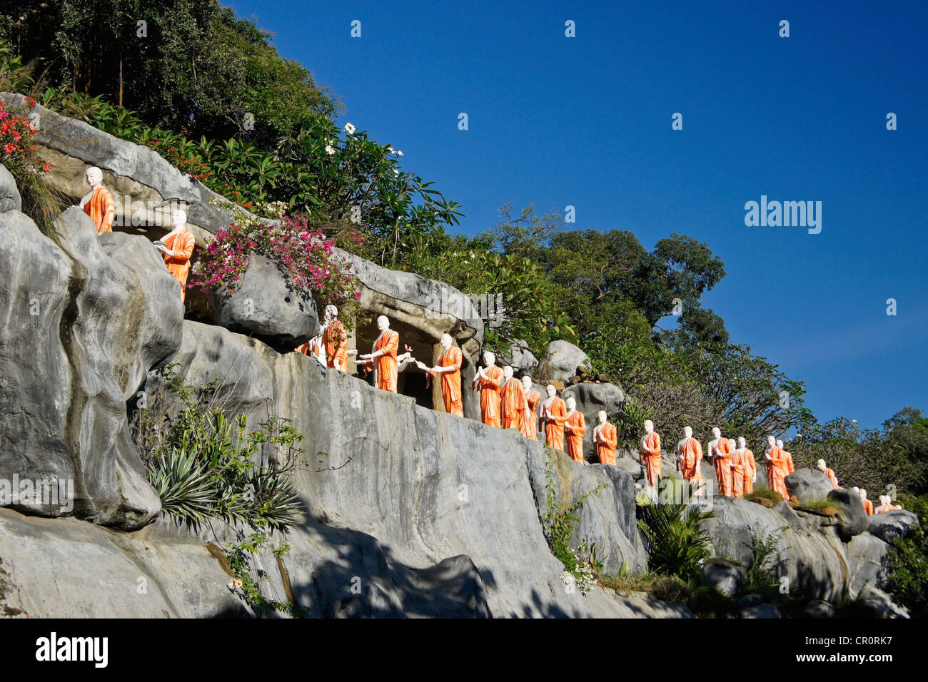 Golden buddhist monk statues hi-res stock photography and images - Alamy