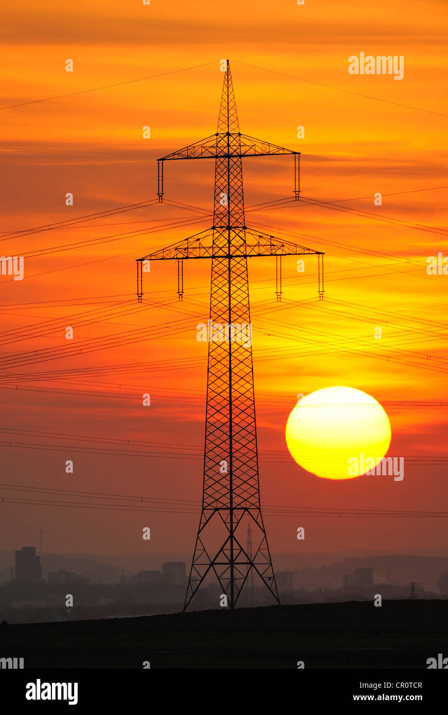 Electric power transmission lines, electricity pylon, with the setting sun, Beinstein near Stuttgart, Baden-Wuerttemberg Stock Photo