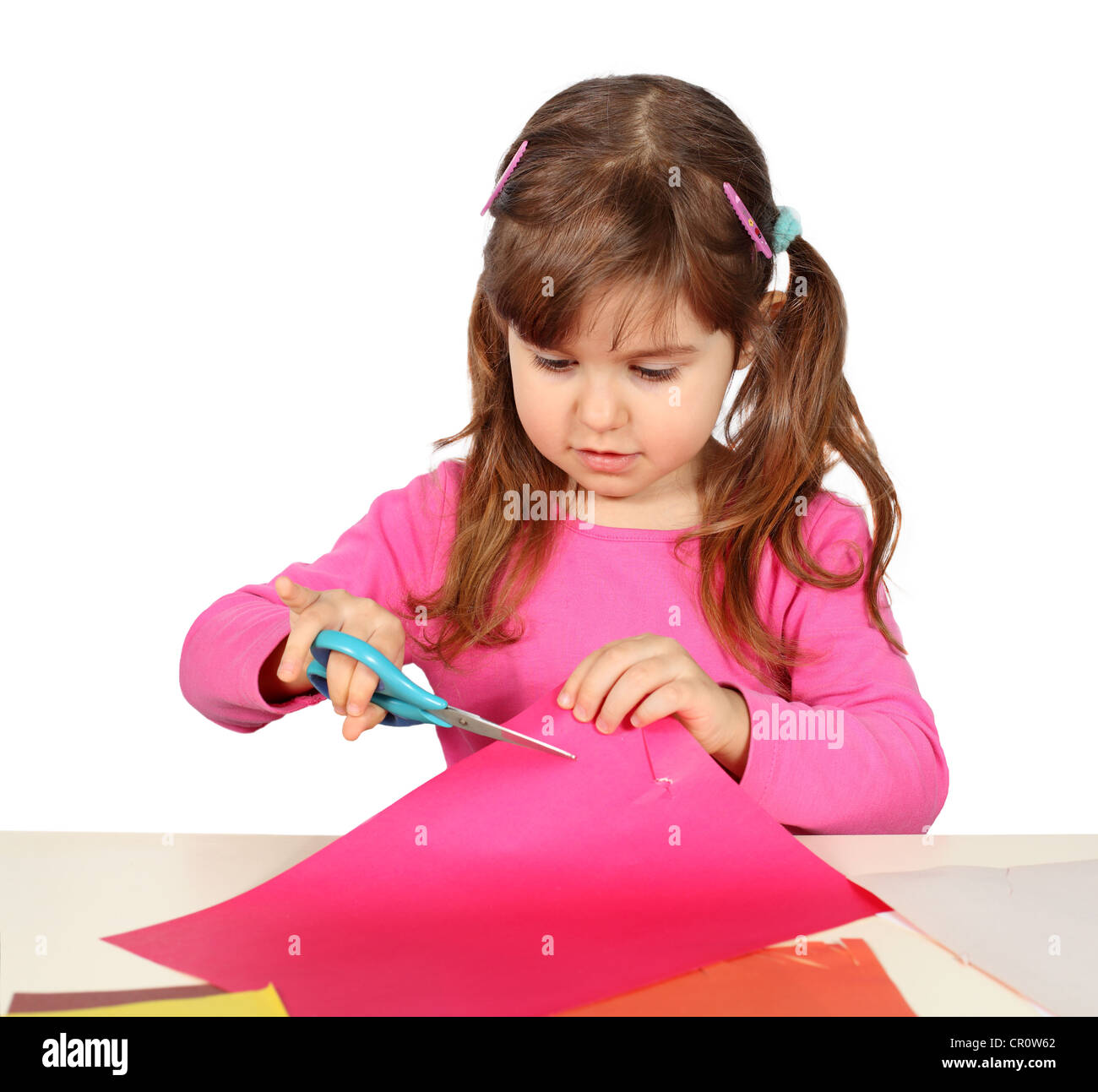 Ребенок вырезает ножницами. Вырезать для детей. Мальчик вырезает ножницами. Вырезать для детей. Ножницы для детей.