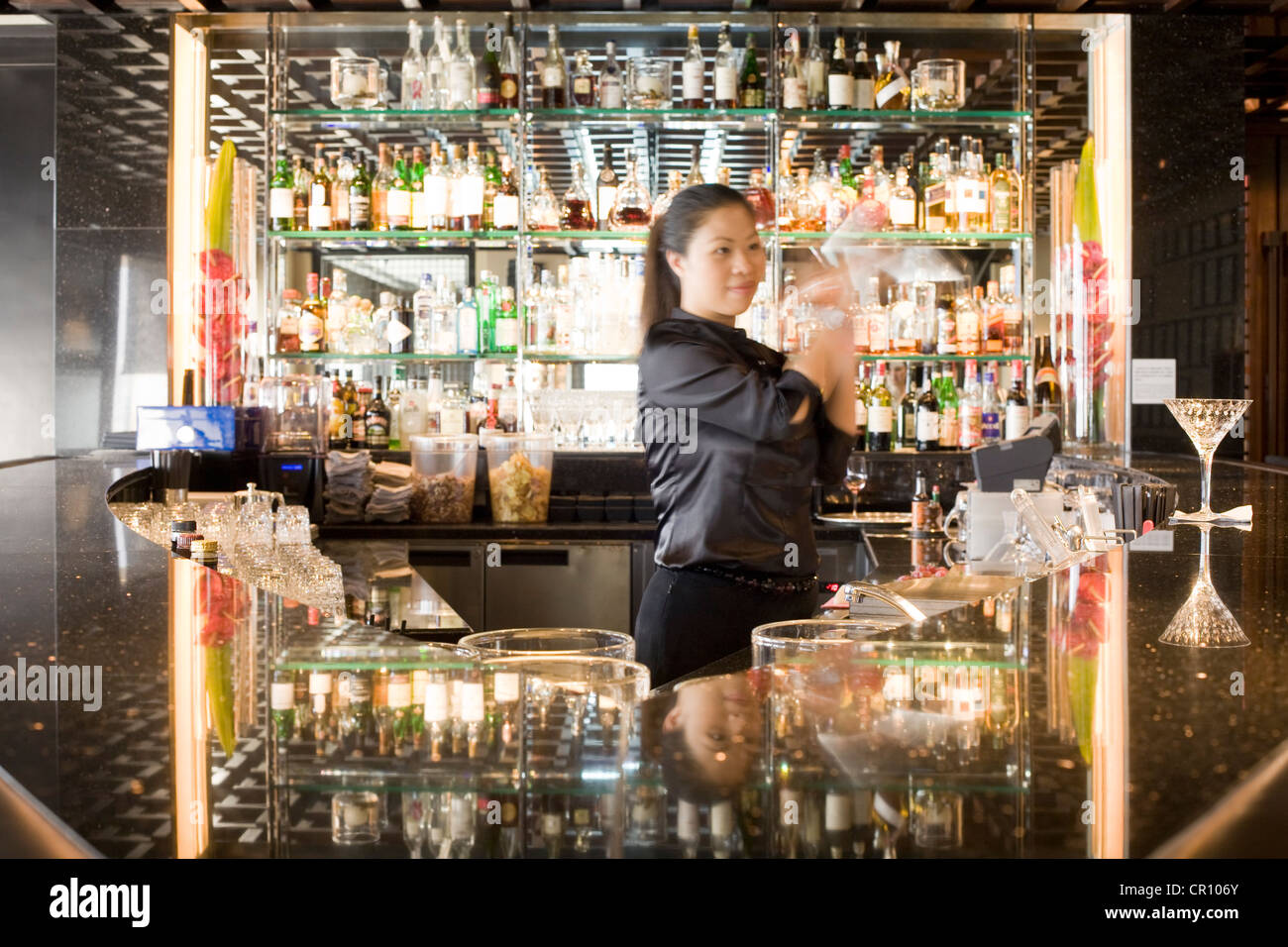 China, Hong Kong, Central District, Connaught Road, Mandarin Oriental Hotel, preparation of the cocktail at M Bar Stock Photo