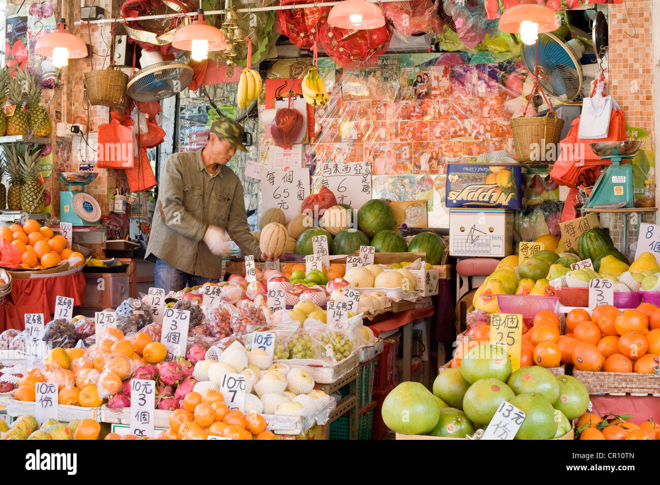 China, Hong Kong, Kowloon, fruits shop Stock Photo Alamy