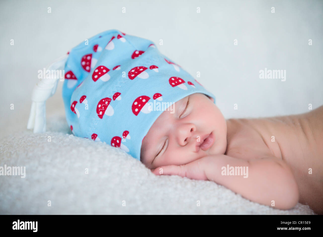 newborn wear hat to sleep