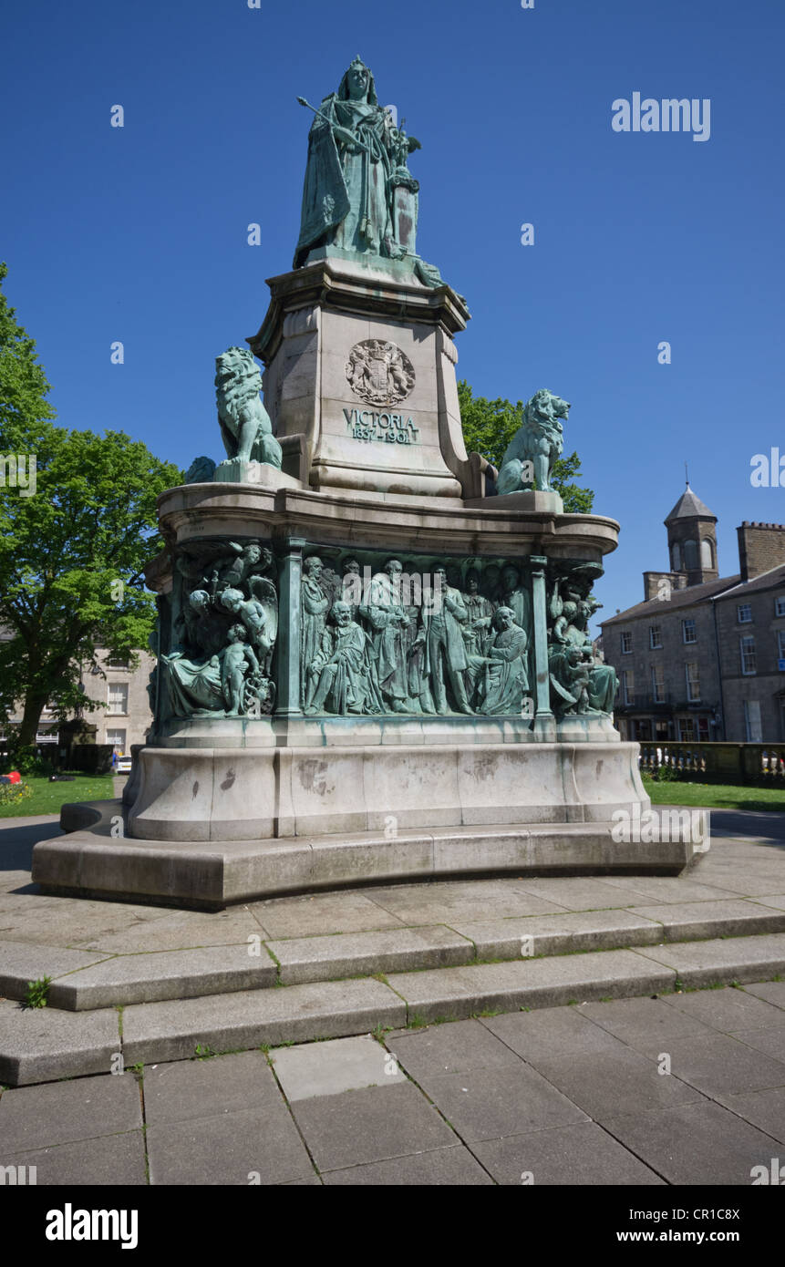 Statue of Queen Victoria Dalton Square Lancaster in bronze with eminent