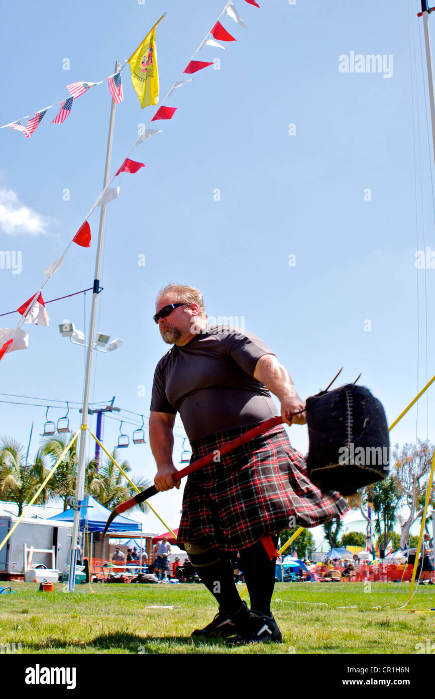 Sheaf toss highland games hires stock photography and images Alamy