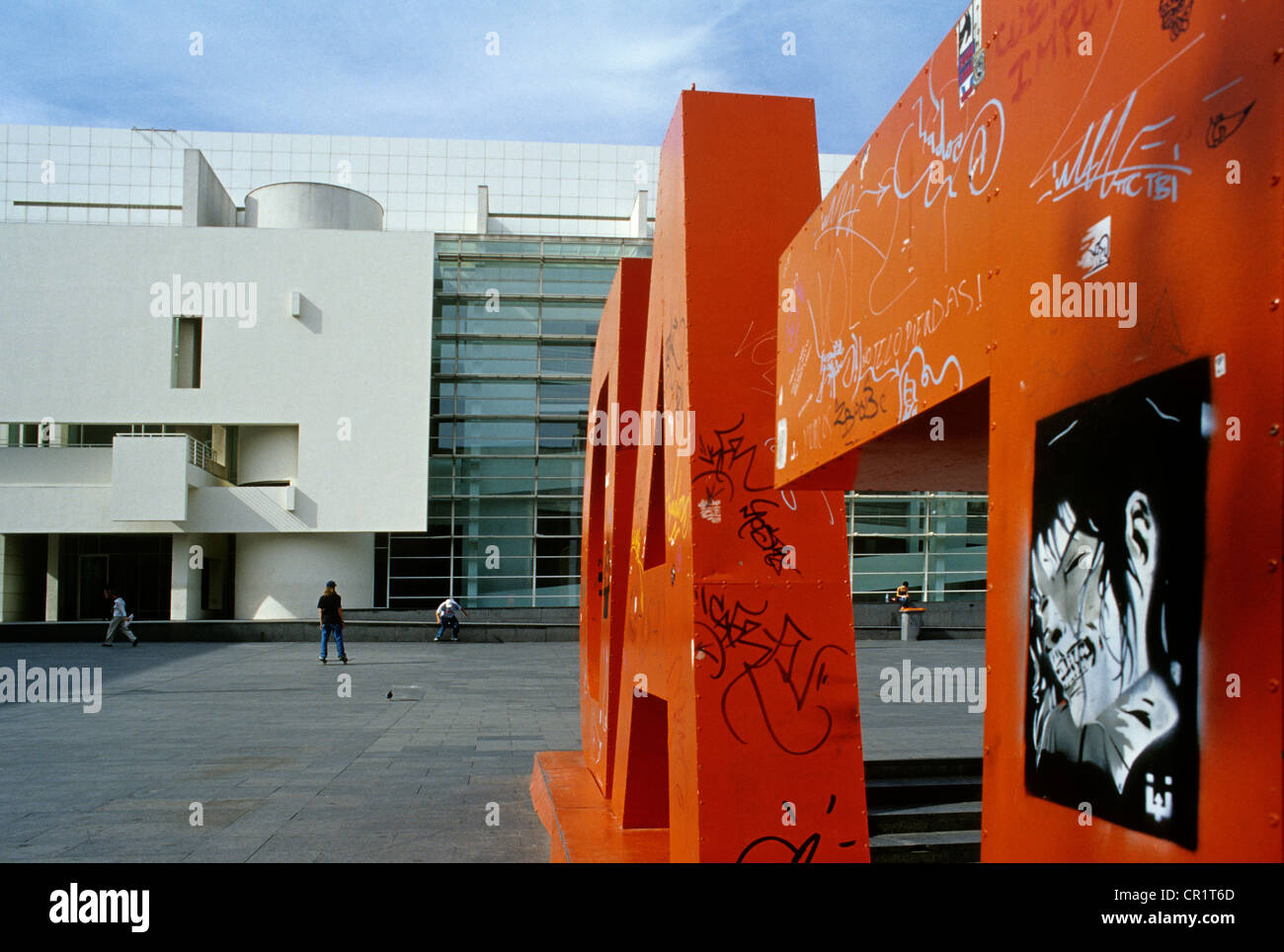 Spain, Catalonia, Barcelona, skate-boarders in front of the museum of Contemporary Art (MACBA)by the architect Richard Meier Stock Photo