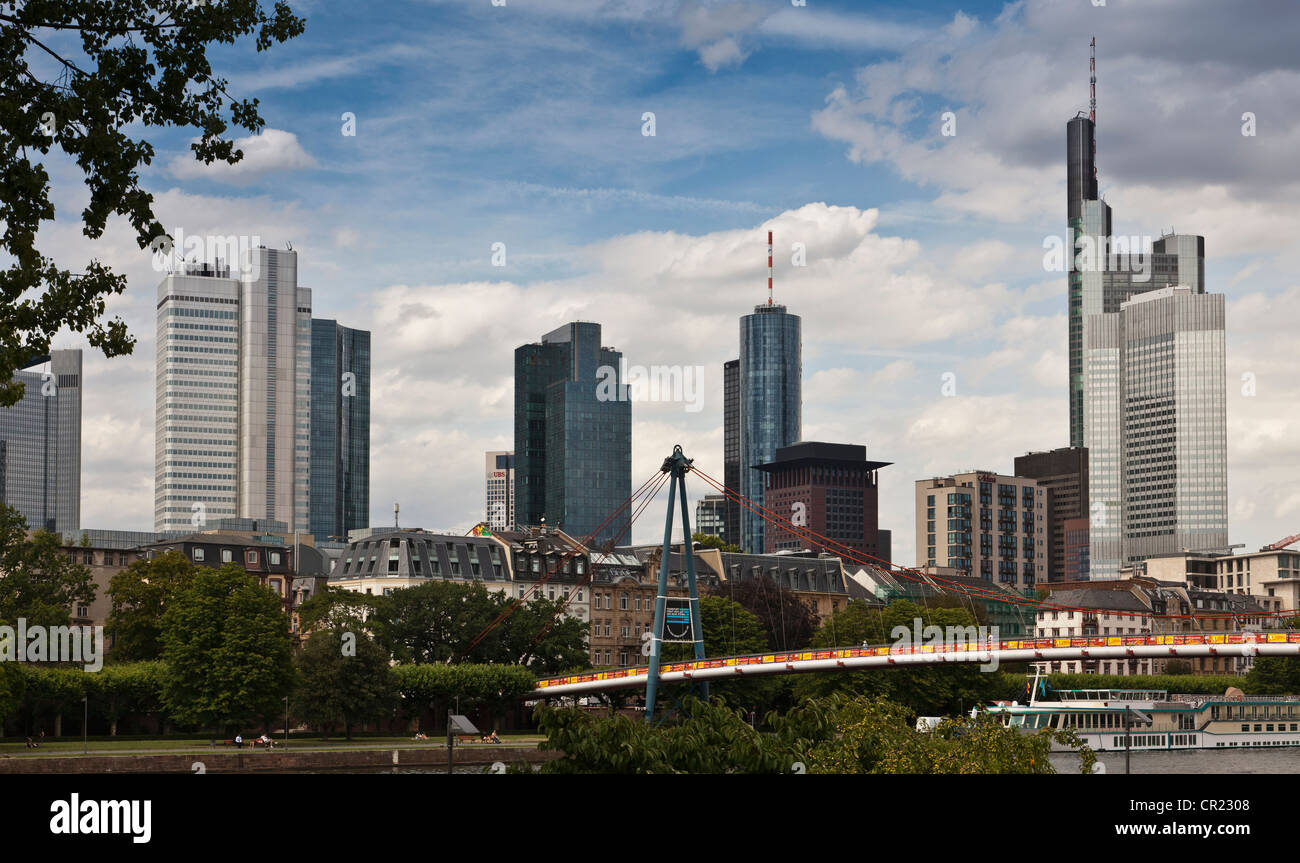 High rise urban skyline hi-res stock photography and images - Alamy