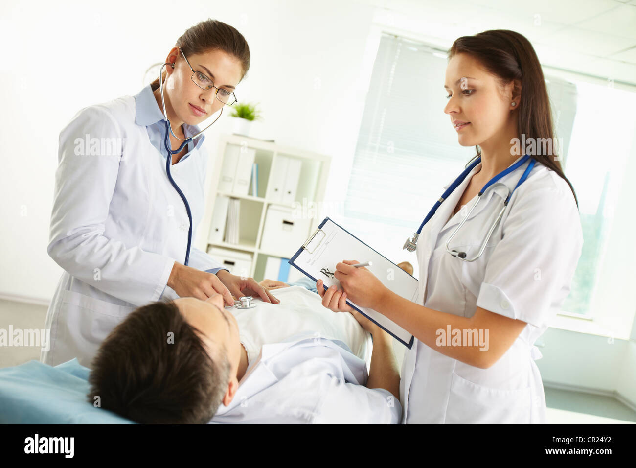 Доктор тщательно осматривал пациента средних. Доктор с лупой осматривает пациента. Врач и пациент. Врач и пациент. Врач внимательно слушает пациента.