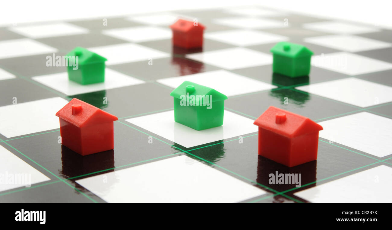 MODEL HOUSES ON CHESS BOARD RE HOUSEHOLD BUDGETS HOME BUYERS MORTGAGES PROPERTY MARKET HOUSE PRICES INCOMES MOVING MOVES UK Stock Photo