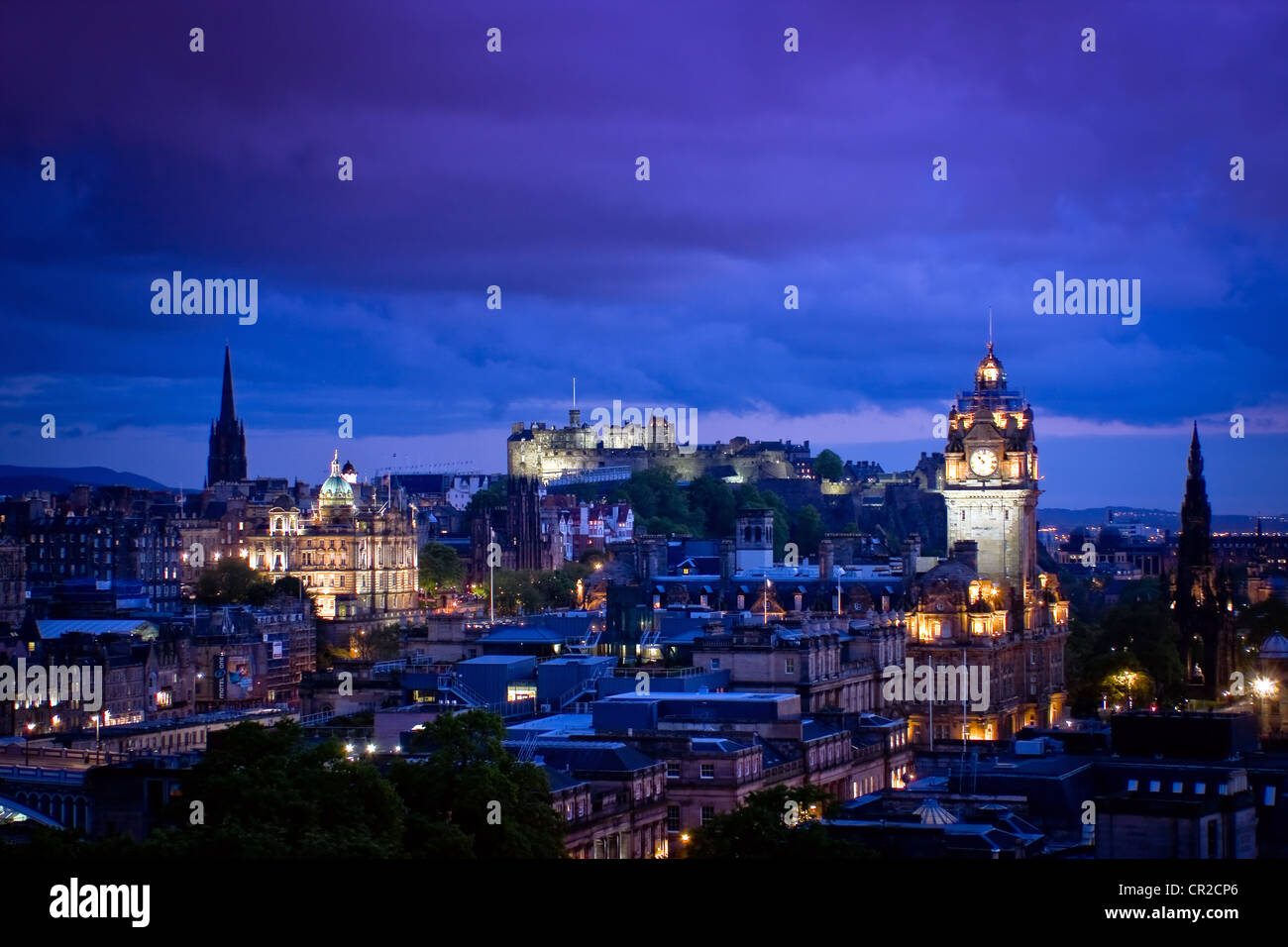 Edinburgh at night city scape hi-res stock photography and images - Alamy