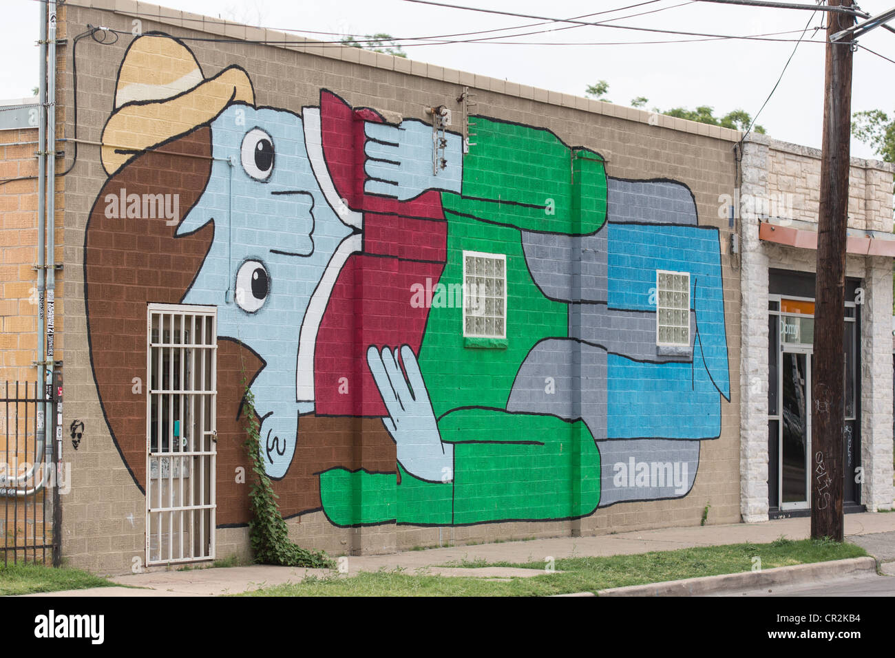 A mural of a giant man reading a book on the wall of Domy Books in Austin, Texas Stock Photo