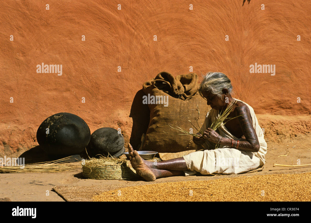 India, Bihar State, Chota Nagpur Plateau, woman of Munda ethnic group, preparing rice Stock Photo