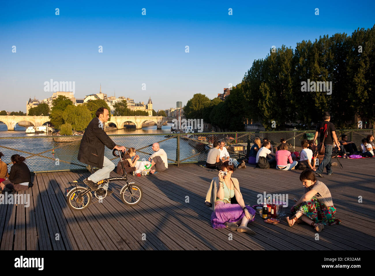 France, Paris, Ile de la Cité (City island), picnic on summer evenings