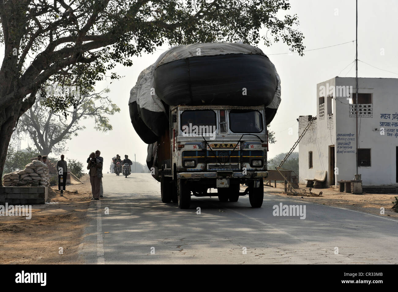 Overloaded truck india hi-res stock photography and images - Alamy