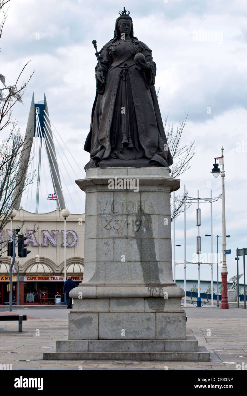 Queen Victoria Statue in the coastal resort of Southport England Stock Photo Alamy