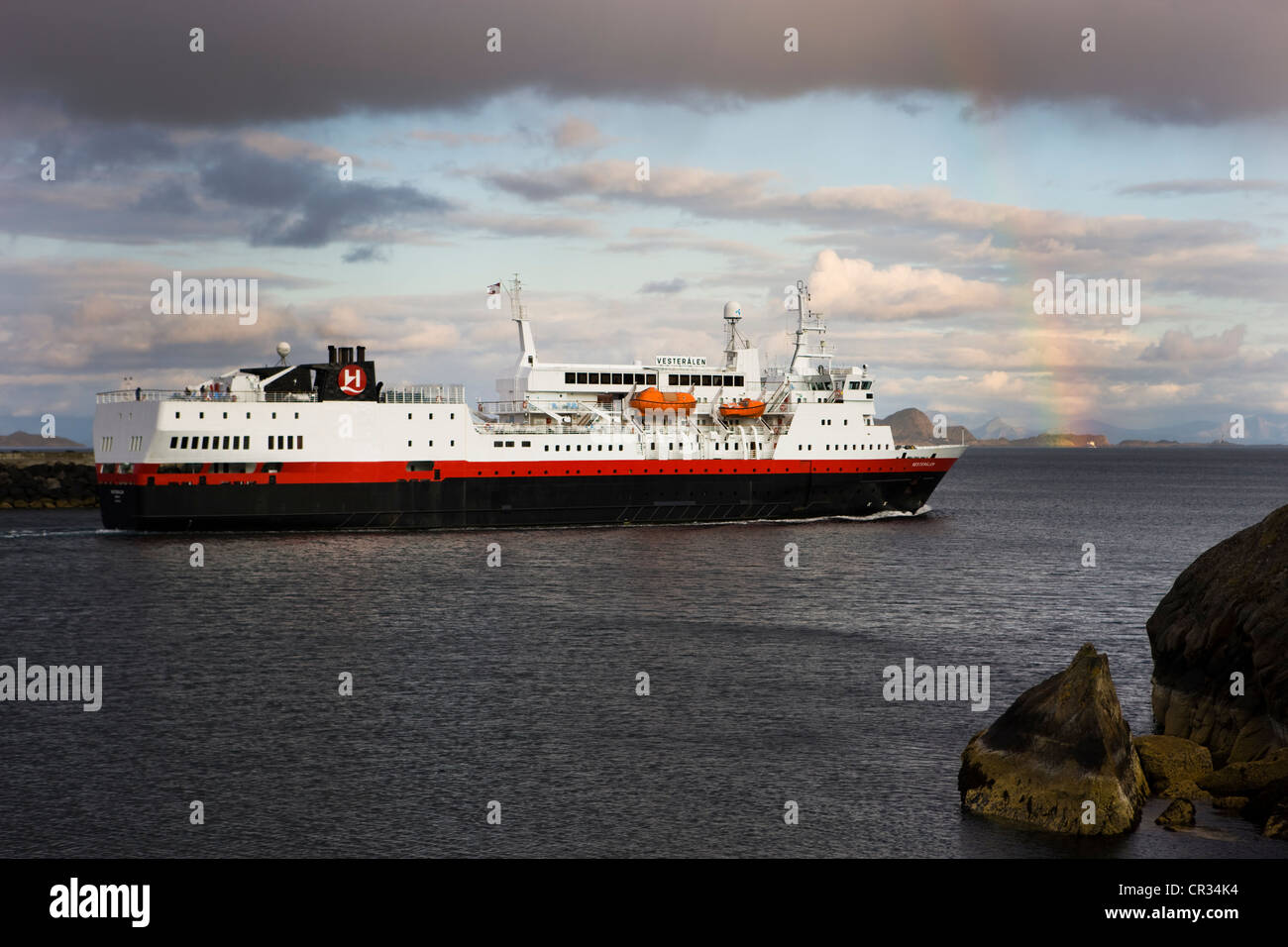 Ferry leaving the port of Svolvaer, Austnesfjord, island of Austvågøya, Lofoten, Norway, Scandinavia, Europe Stock Photo