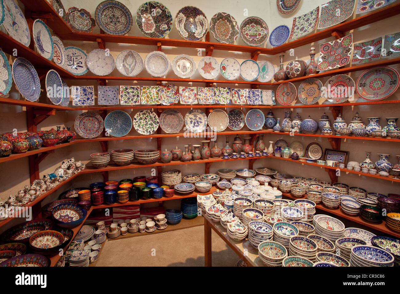 Immagini Stock - Piccoli Piatti In Ceramica Colorati In Vendita Nel  Villaggio Di Ceramiche Di Avanos In Cappadocia Turchia. Image 195411263