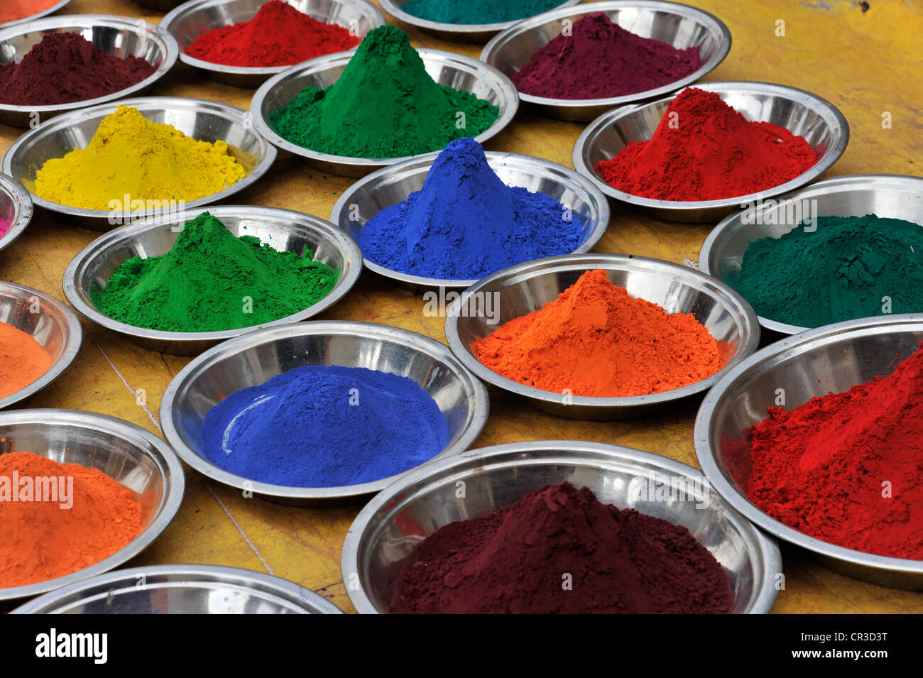 Coloured henna powder, Orchha, Madhya Pradesh, North India, India, Asia