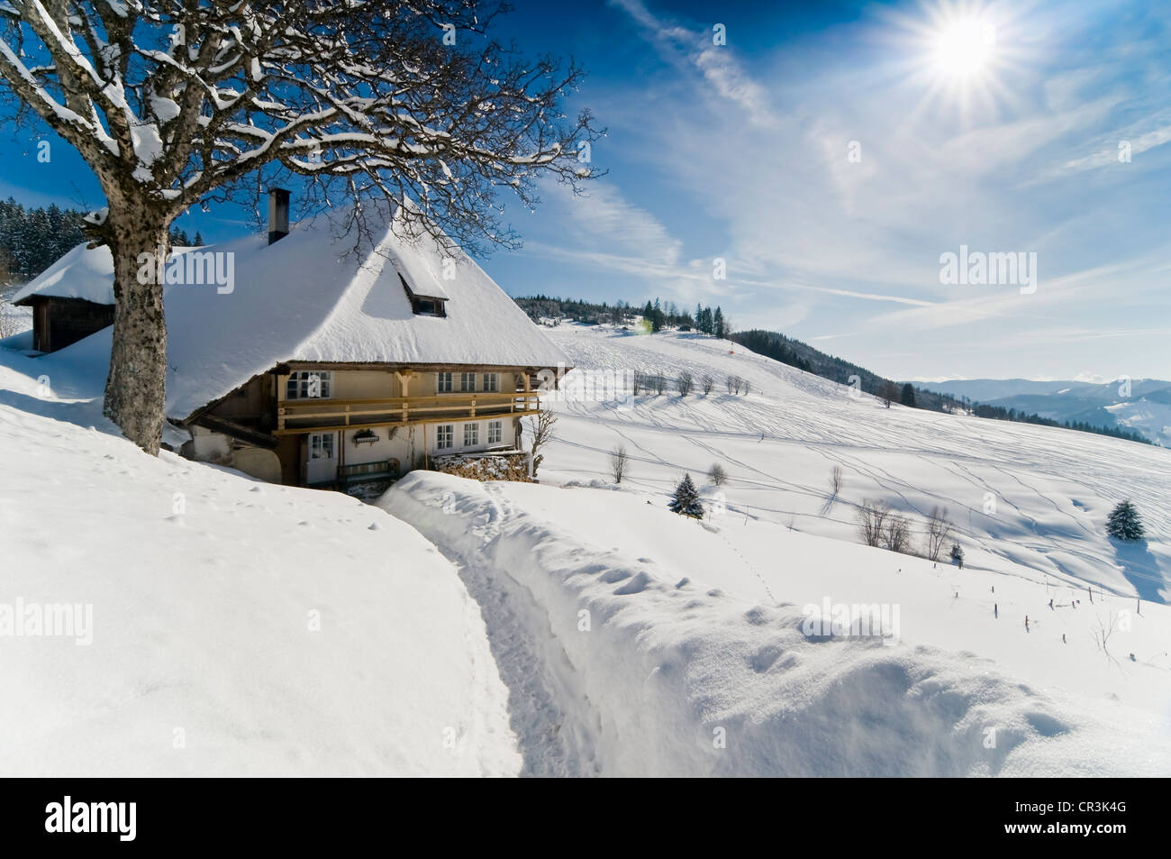 Farmhouse in the snow hi-res stock photography and images - Alamy