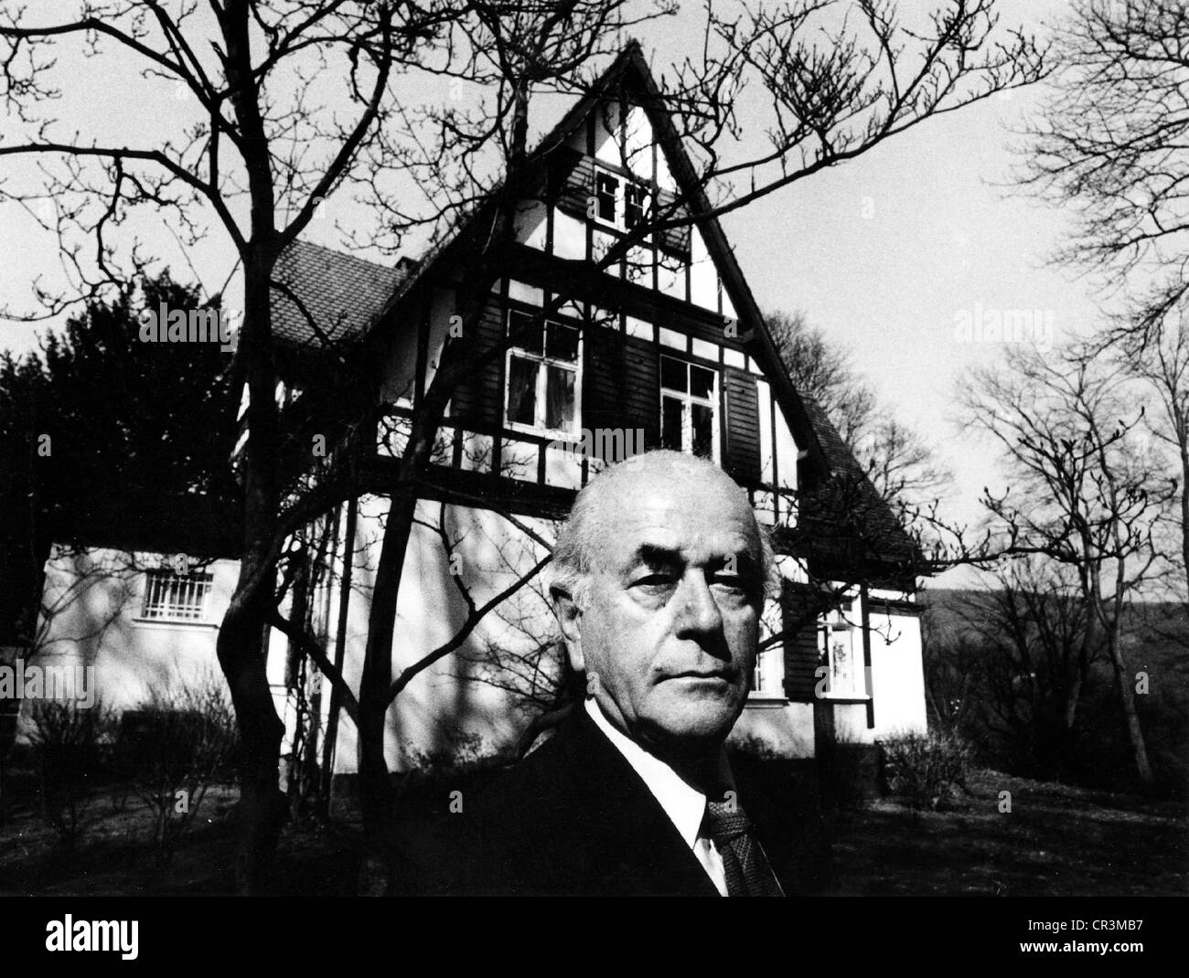 Speer, Albert, 19.3.1905 - 1.9.1981, German architect, politician (NSDAP), Minister of Armaments and War Production in Nazi Germany 1942 - 1945, half length, in front of his house in Heidelberg, Germany, 1976, , Stock Photo