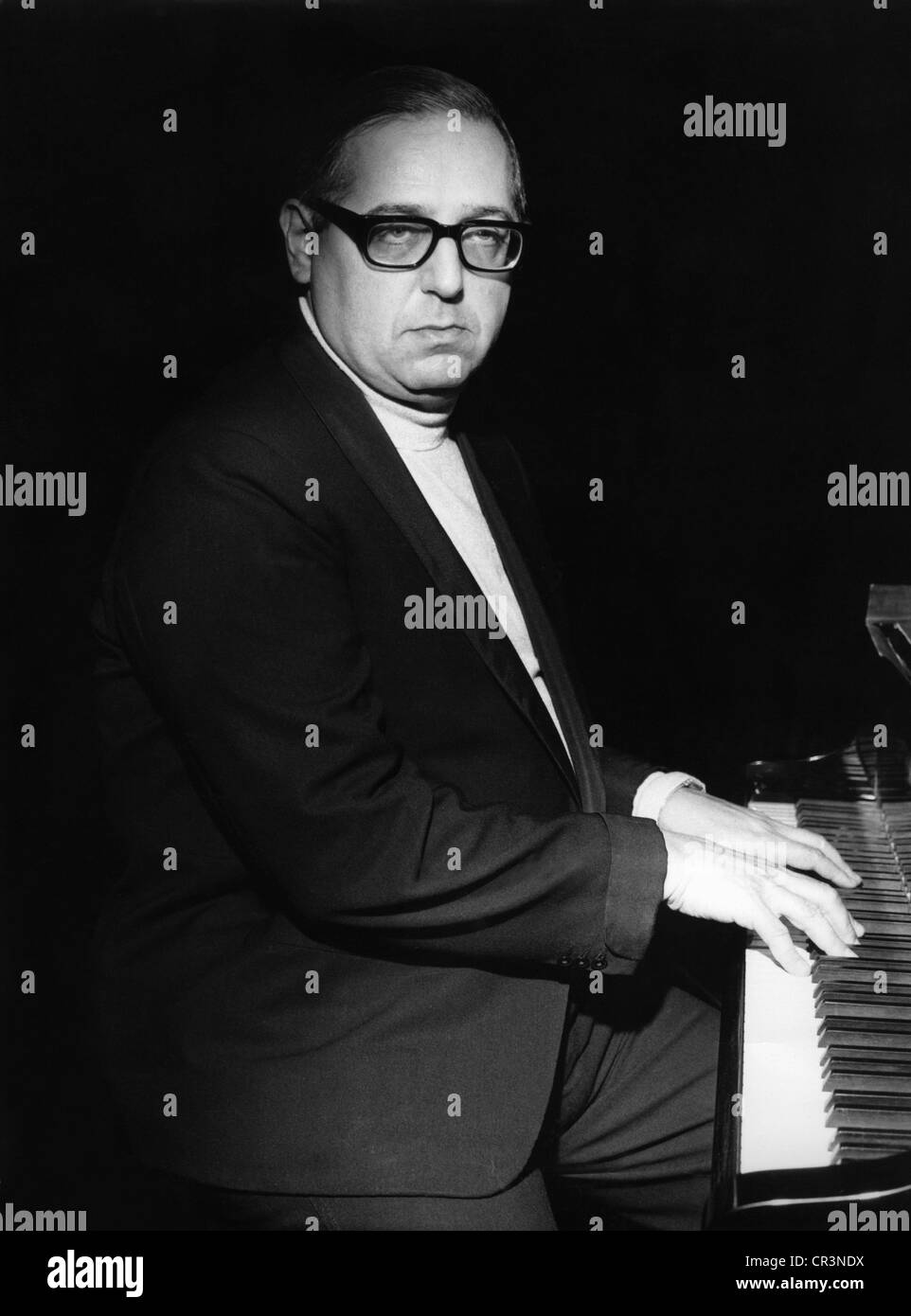 Kreisler, Georg, 18.7.1922 - 22.11.2011, Austrian cabarettist, author / writer, half length, playing piano, 1970s, Stock Photo