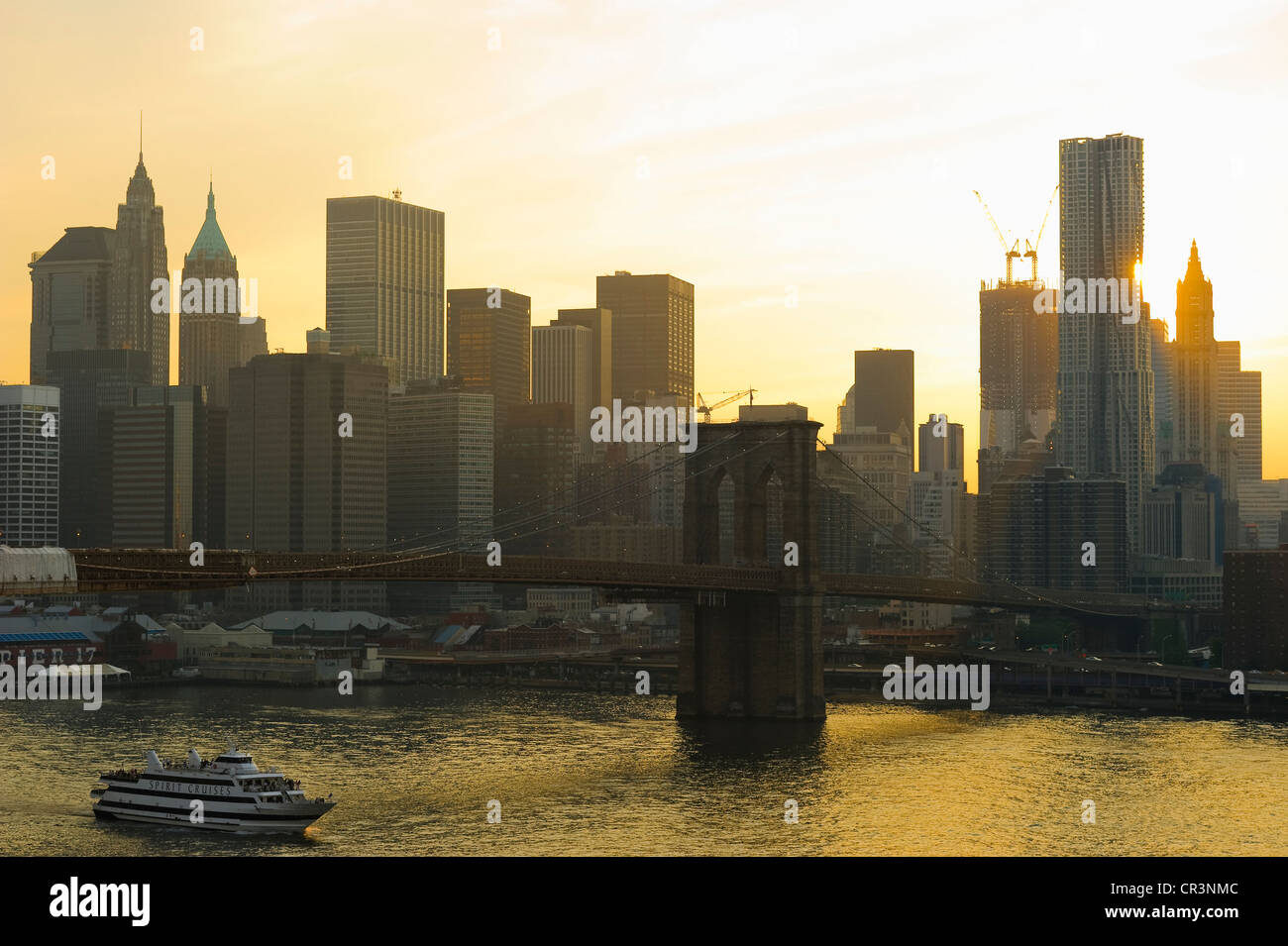 Skyline of downtown Manhattan and Brooklyn Bridge, New York, USA Stock Photo