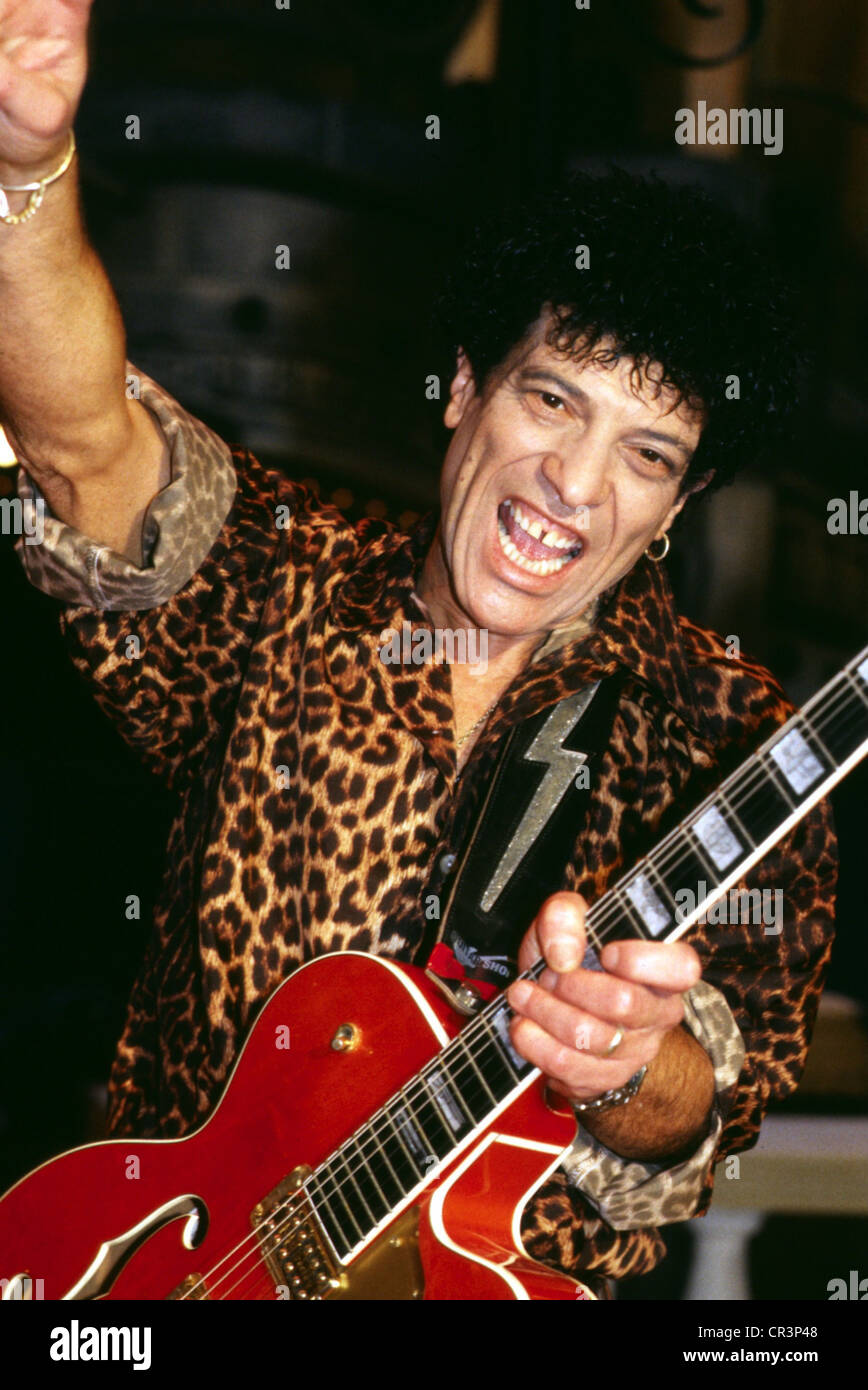 Mungo Jerry, English rock and blues band, half length of singer Ray Dorset, with guitar, June 1999, Stock Photo