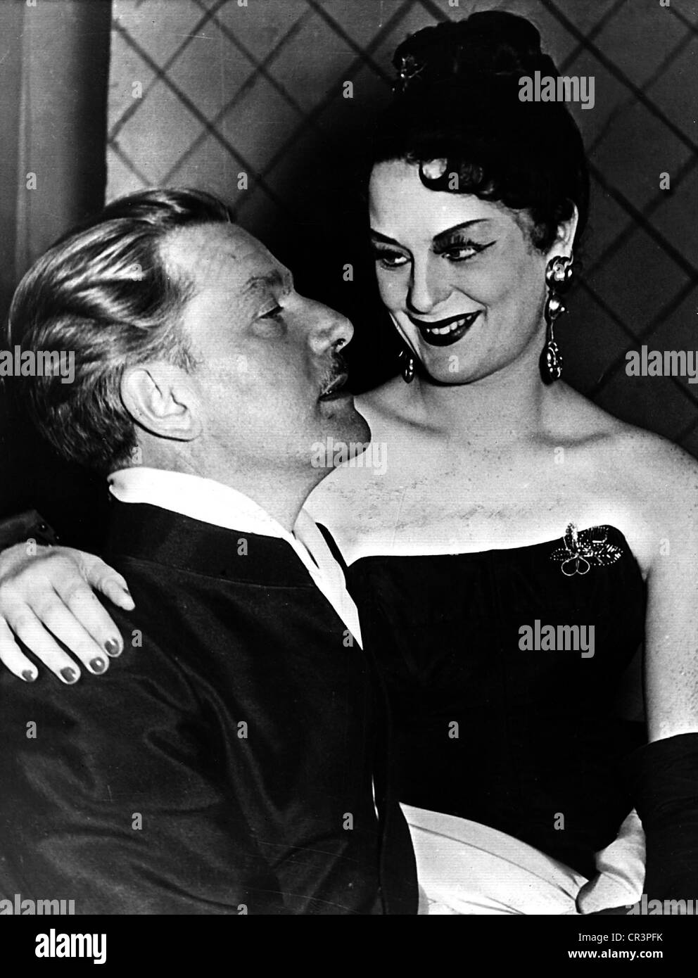 Walbrook, Anton (born Adolf Anton Wohlbrueck), 19.11.1896 - 9.8.1967, Austrian actor, half length, with Elisabeth Wiedemann on stage in Duesseldorf, Germany, 1950s, Stock Photo