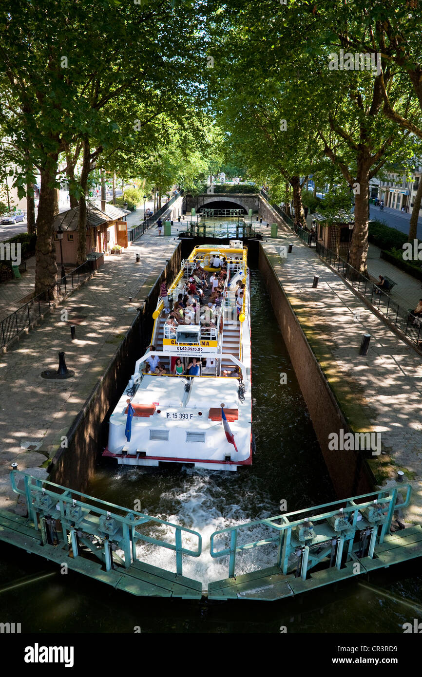 Canal barge paris hi-res stock photography and images - Alamy