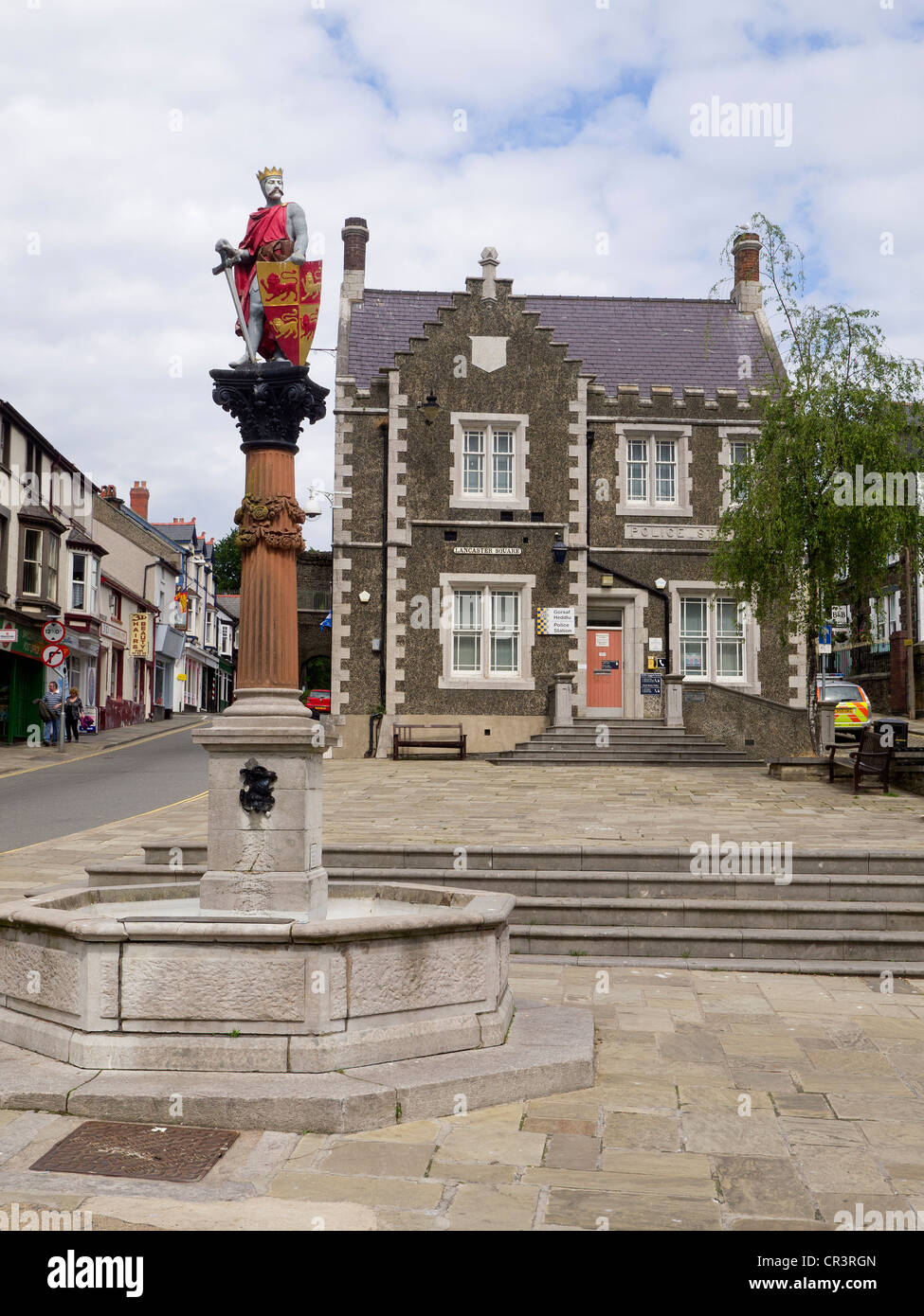 Lancaster Square in Conwy town centre with a statue of Llywelyn the Great and the Police Station Stock Photo