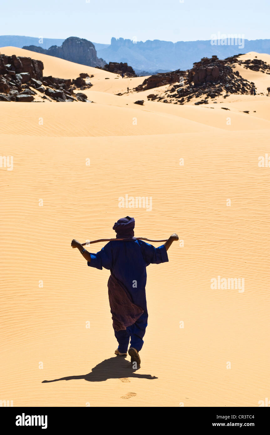 Algeria, Sahara near Djanet, Tassili N' Ajjer Massif, national park UNESCO World Heritage, tuareg walking in the sand between Stock Photo