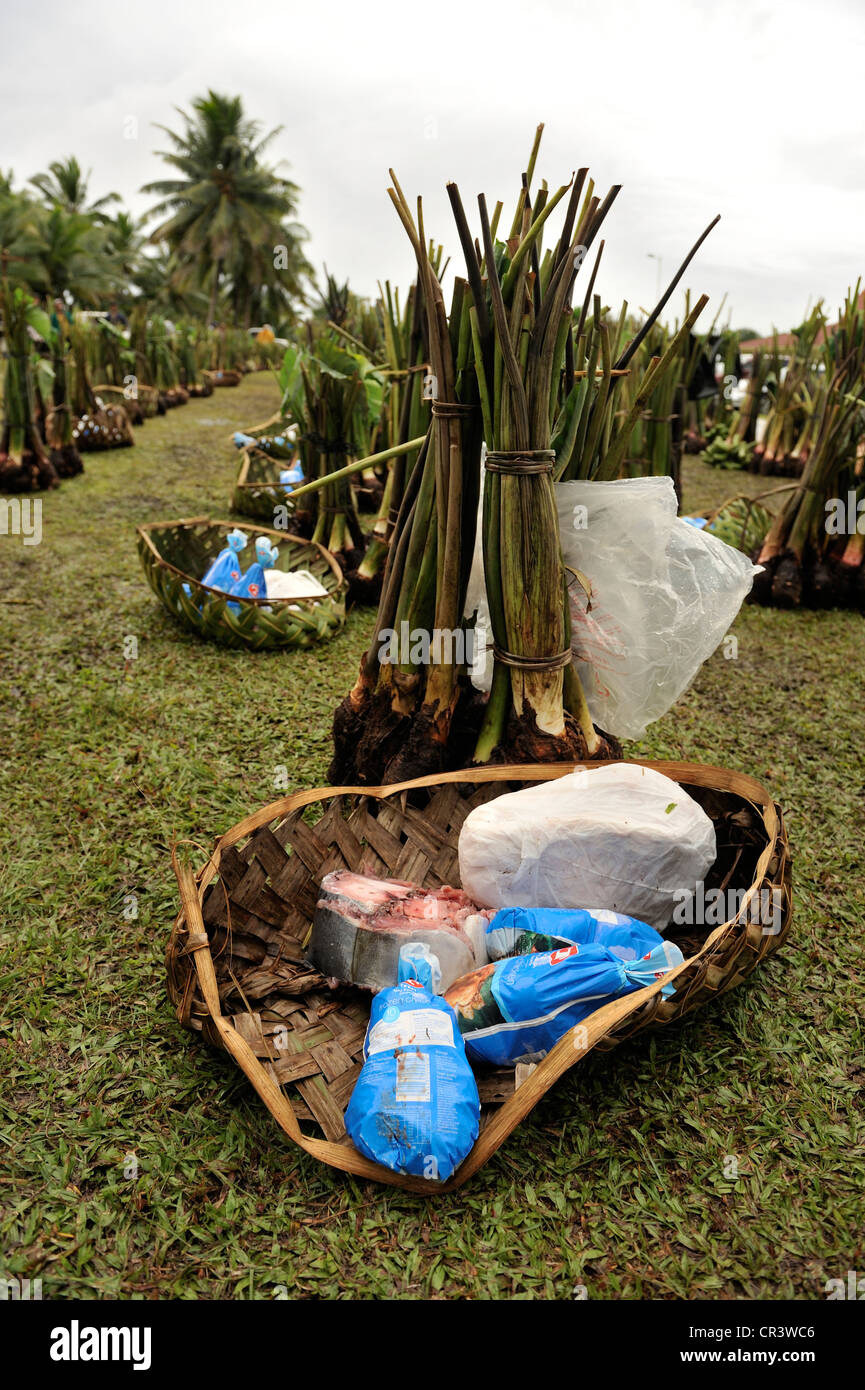 Gifts of food for guests to take home after a traditional haircutting and ear piercing ceremony, Nuie, Pacific Stock Photo