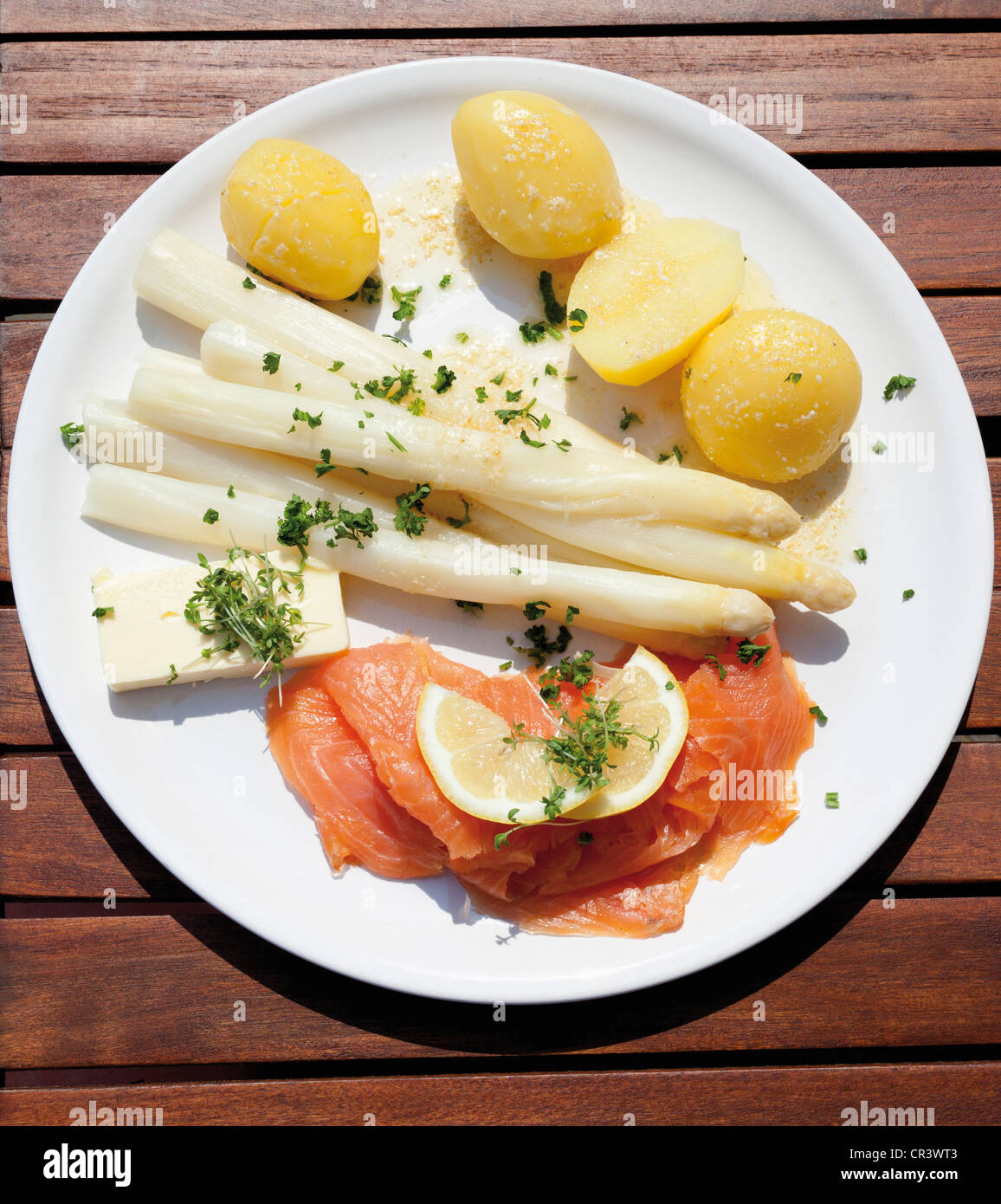 Asparagus with Hollandaise sauce, smoked salmon and boiled potatoes