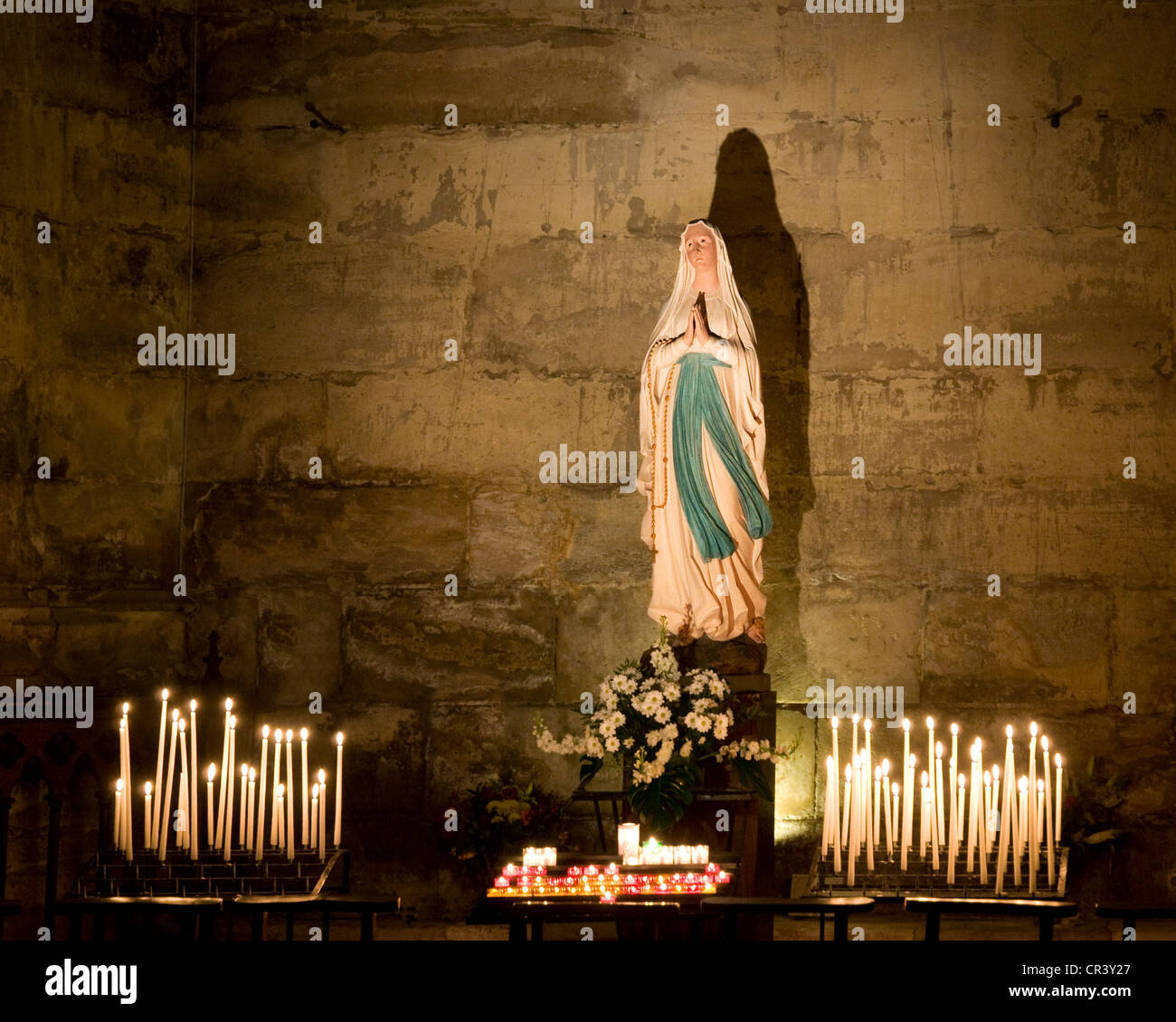 Virgin mary statue candle hi-res stock photography and images - Alamy