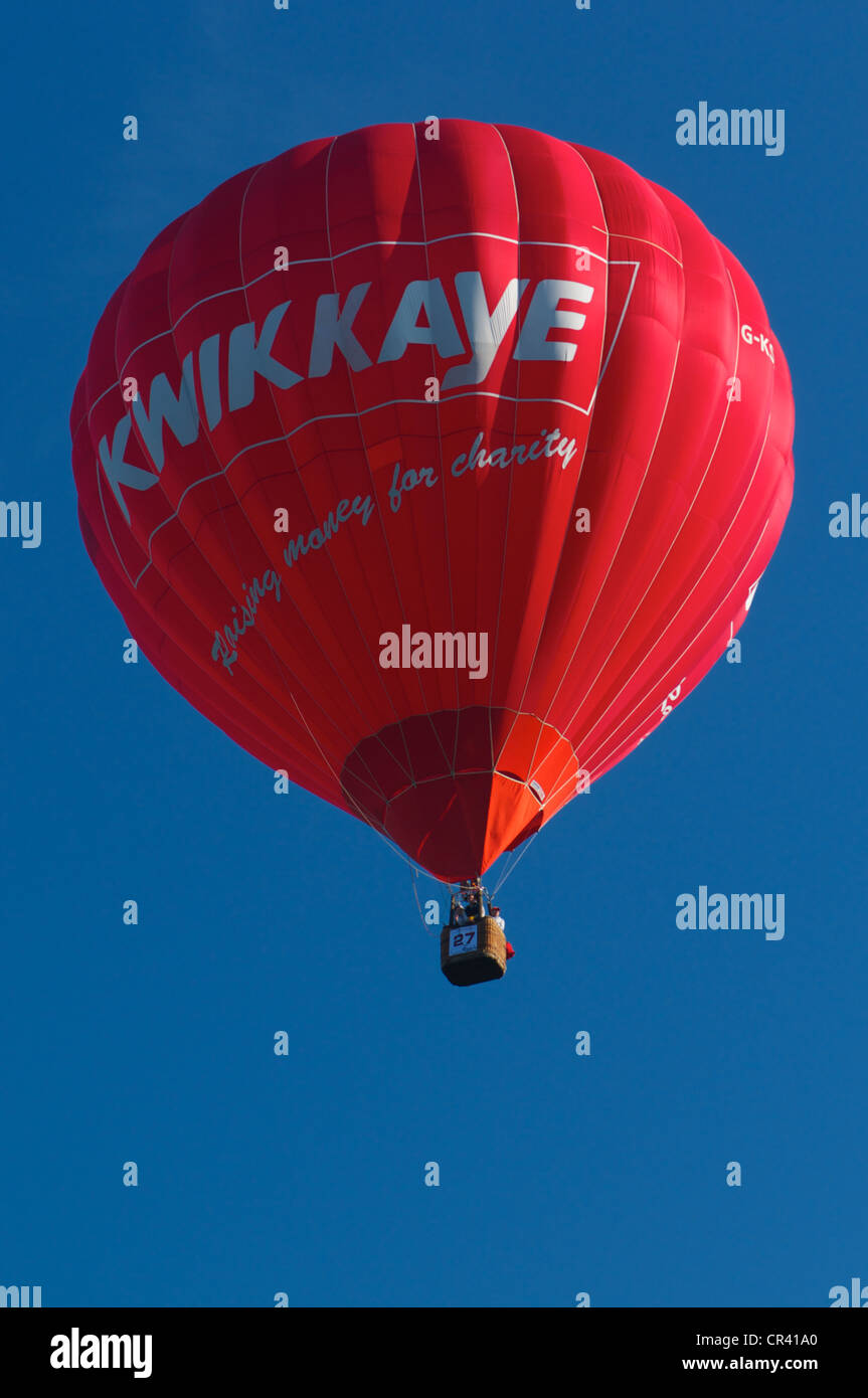 Red hot air balloon against a blue sky Stock Photo - Alamy