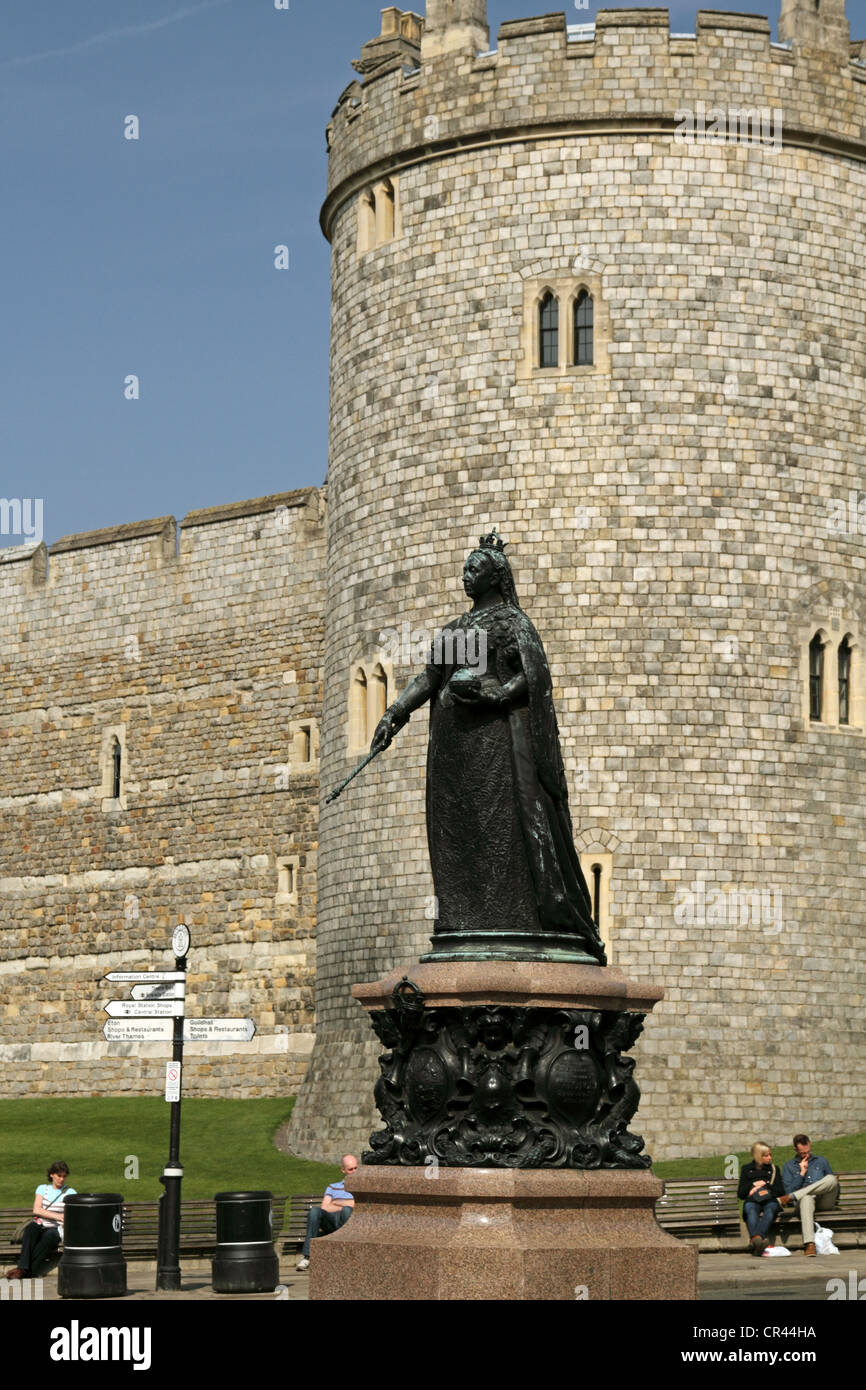 Windsor Castle, Berkshire, England. The Queen Victoria Statue designed by Sir Edgar Boehm and erected in 1887 Stock Photo