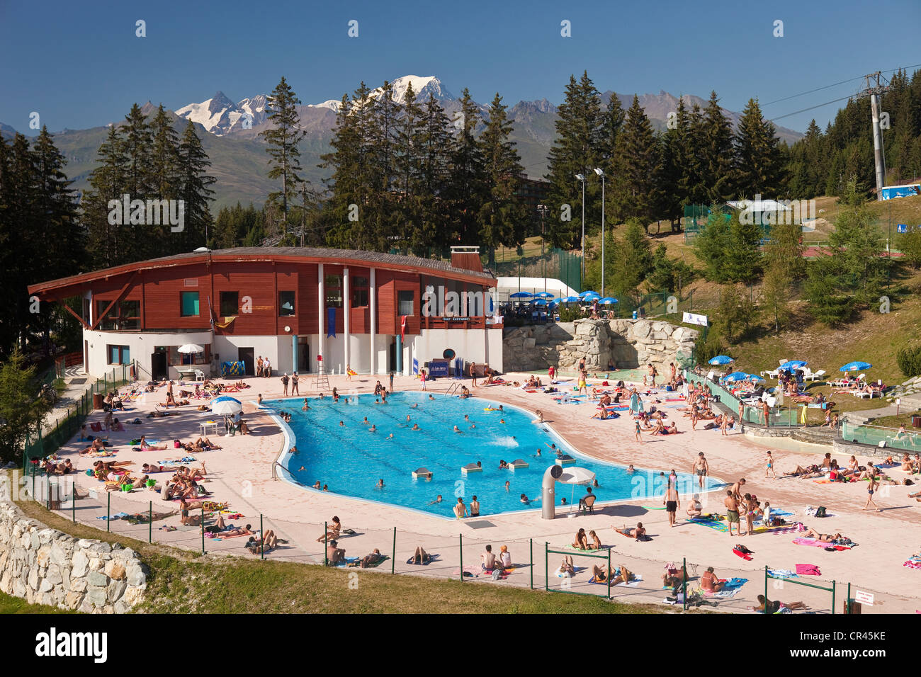 France, Savoie, Les Arcs 1800, the pool and views of Mont Blanc (4810m) Stock Photo