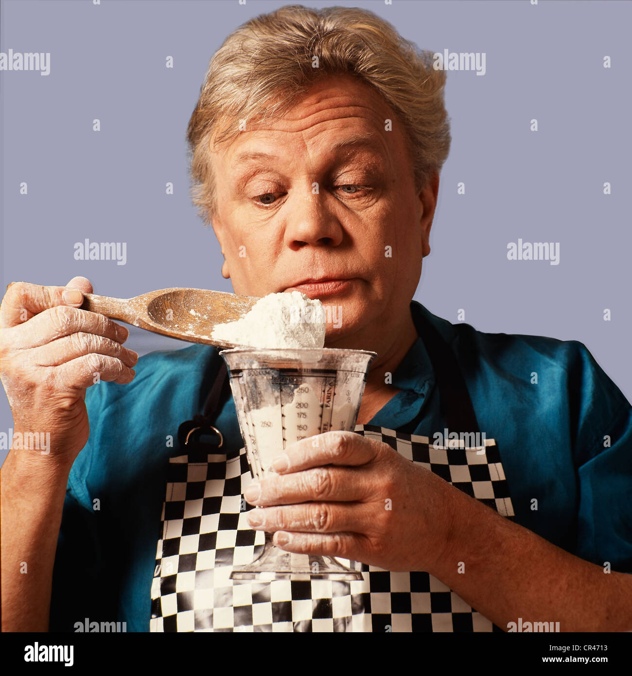 https://c8.alamy.com/comp/CR4713/older-diabetic-man-weighing-flour-minding-the-right-amount-of-ingredients-CR4713.jpg